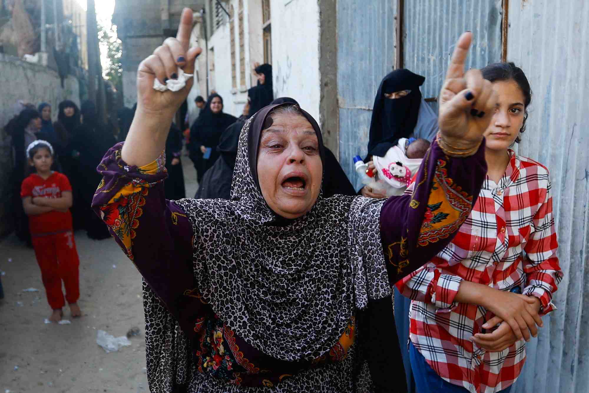 Une femme reagit alors que les palestiniens assistent aux funerailles de zakaria abu maamar a khan younis, dans le sud de gaza