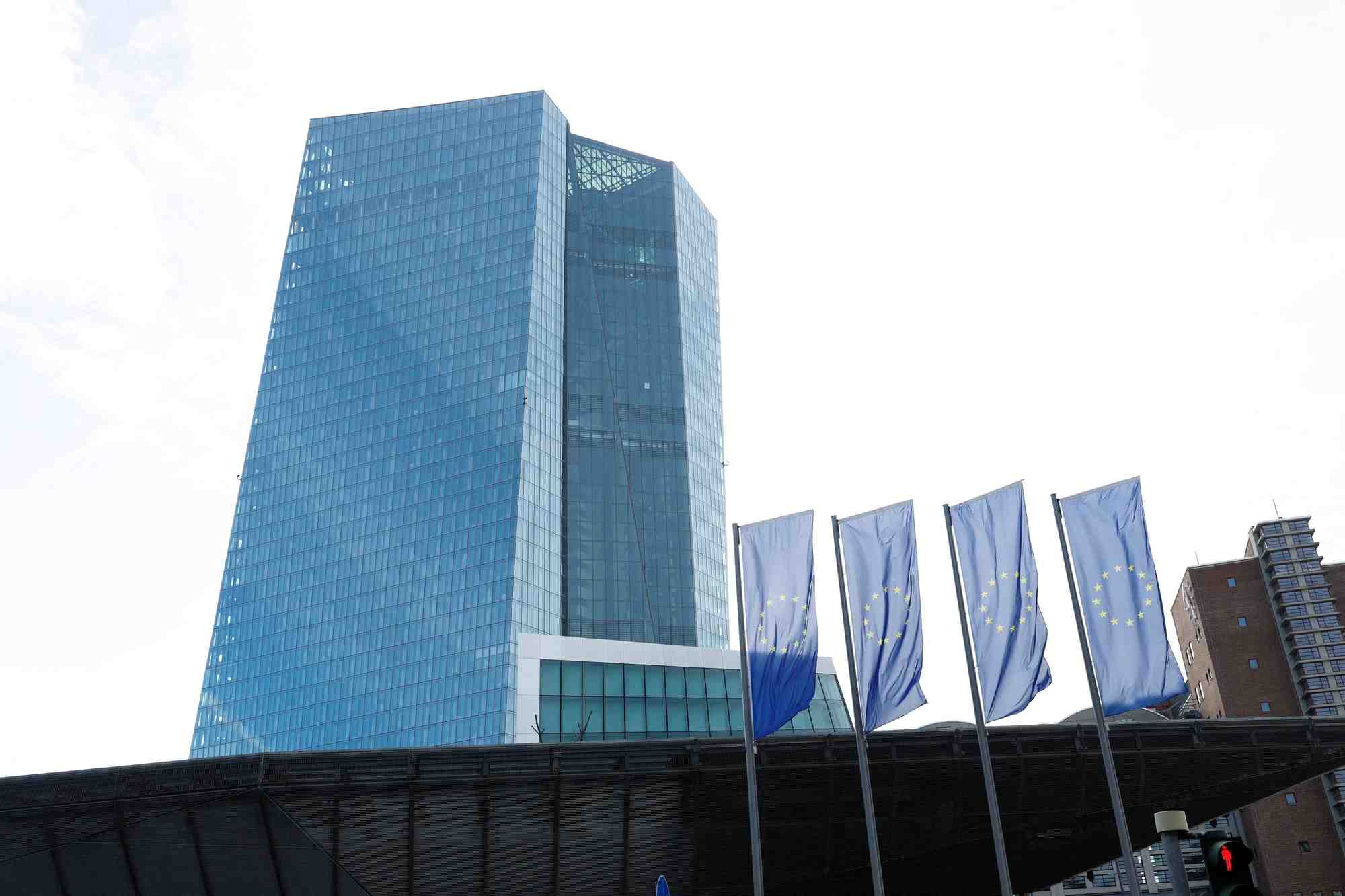 Des drapeaux europeens flottent devant le siege de la banque centrale europeenne (bce) a francfort, en allemagne