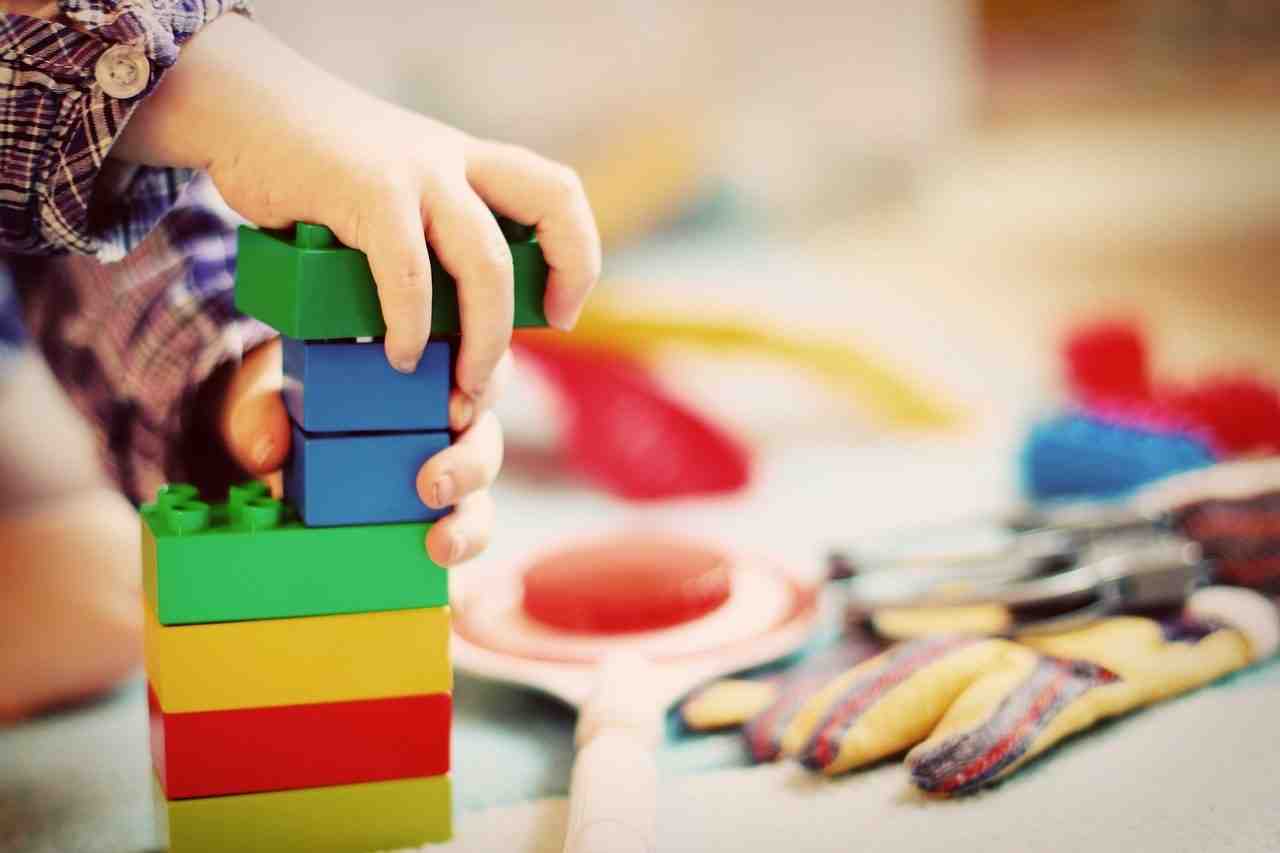 Selon le gouvernement, il manque 200.000 places d'accueil pour les tout-petits et des professionnels dans 49% des crèches. (photo d'illustration)