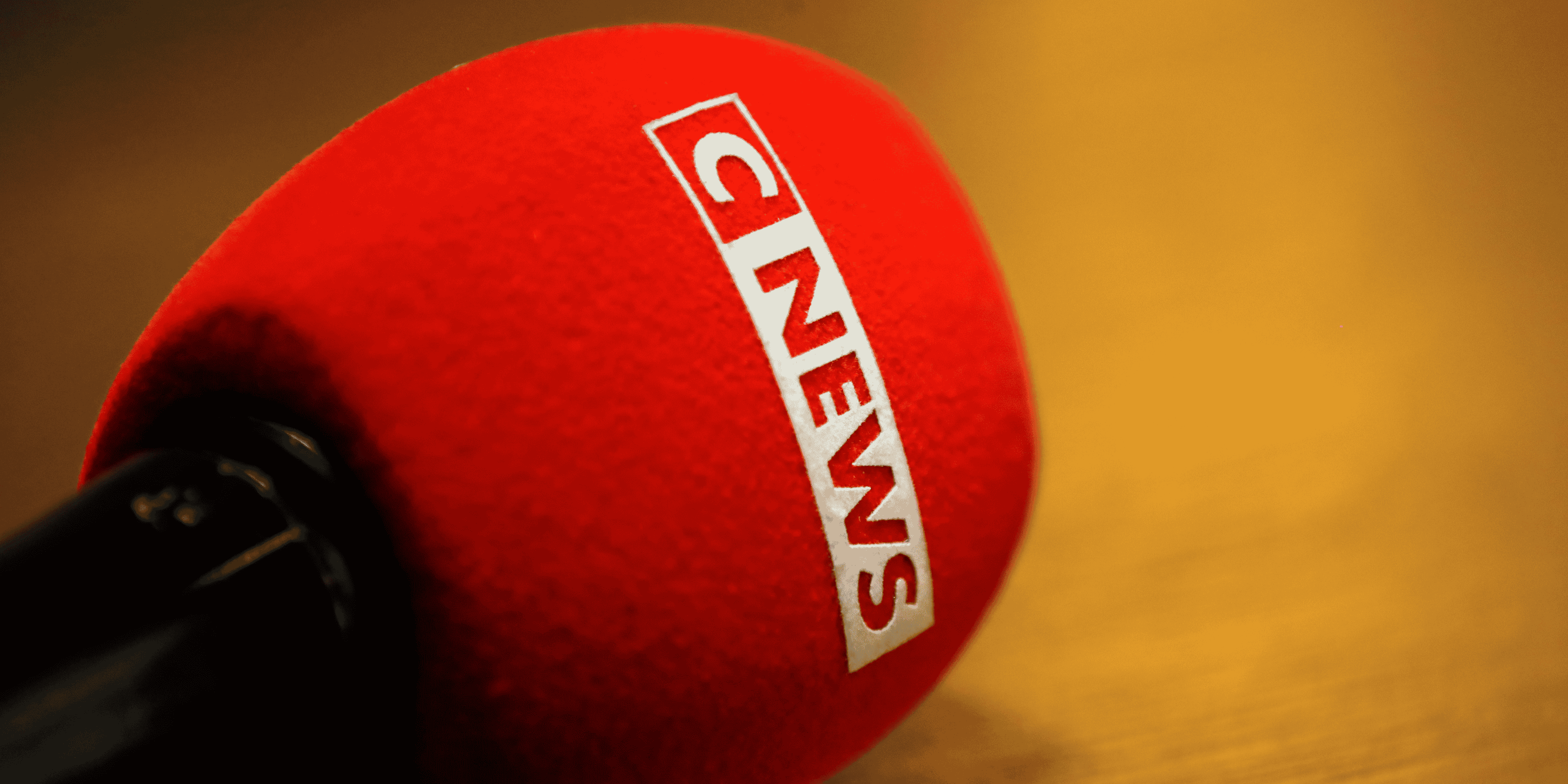 Le logo de cnews sur un micro
