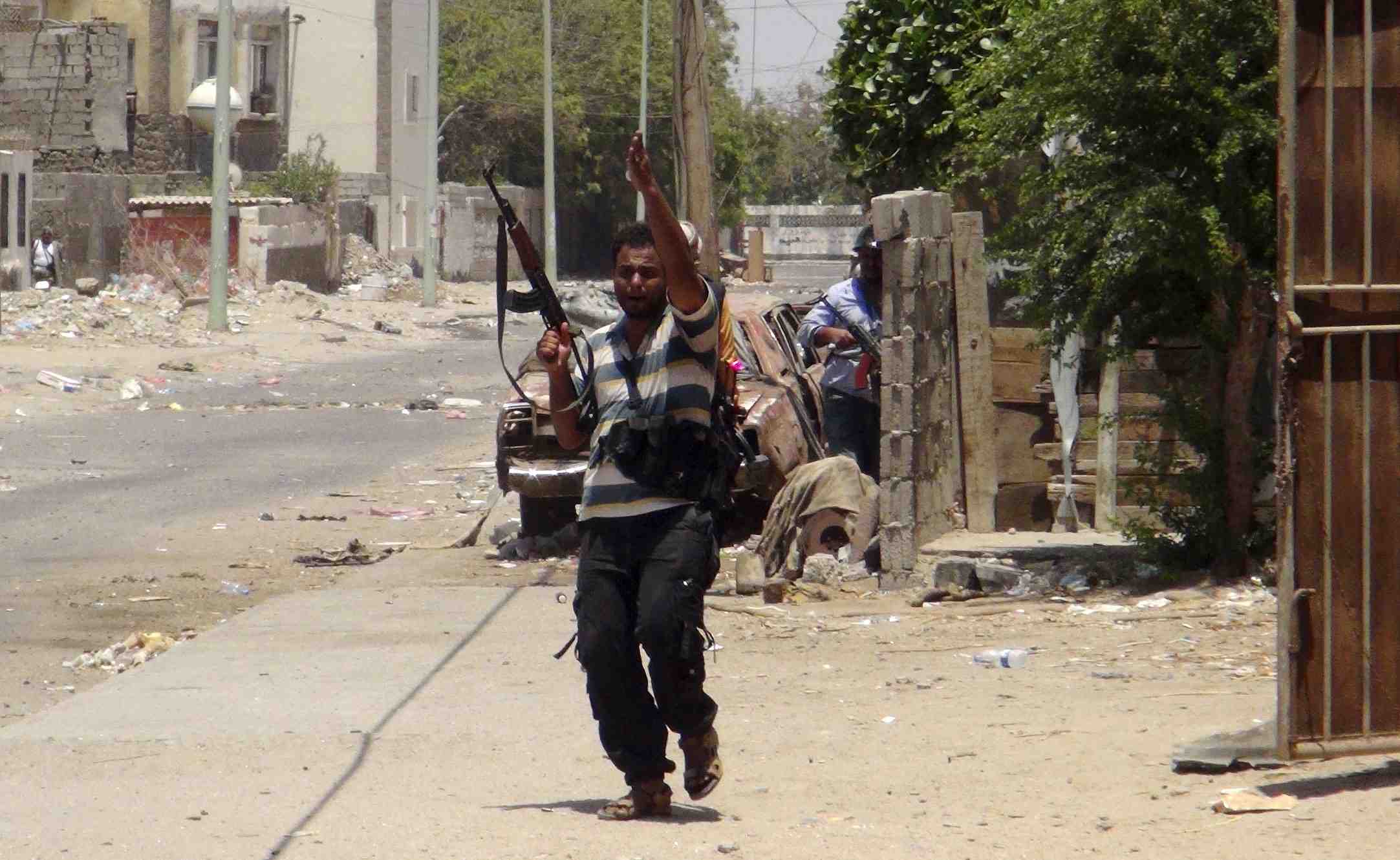 Apres l’arret des frappes saoudiennes, les milices du sud du yemen continuent de s’opposer aux houthis