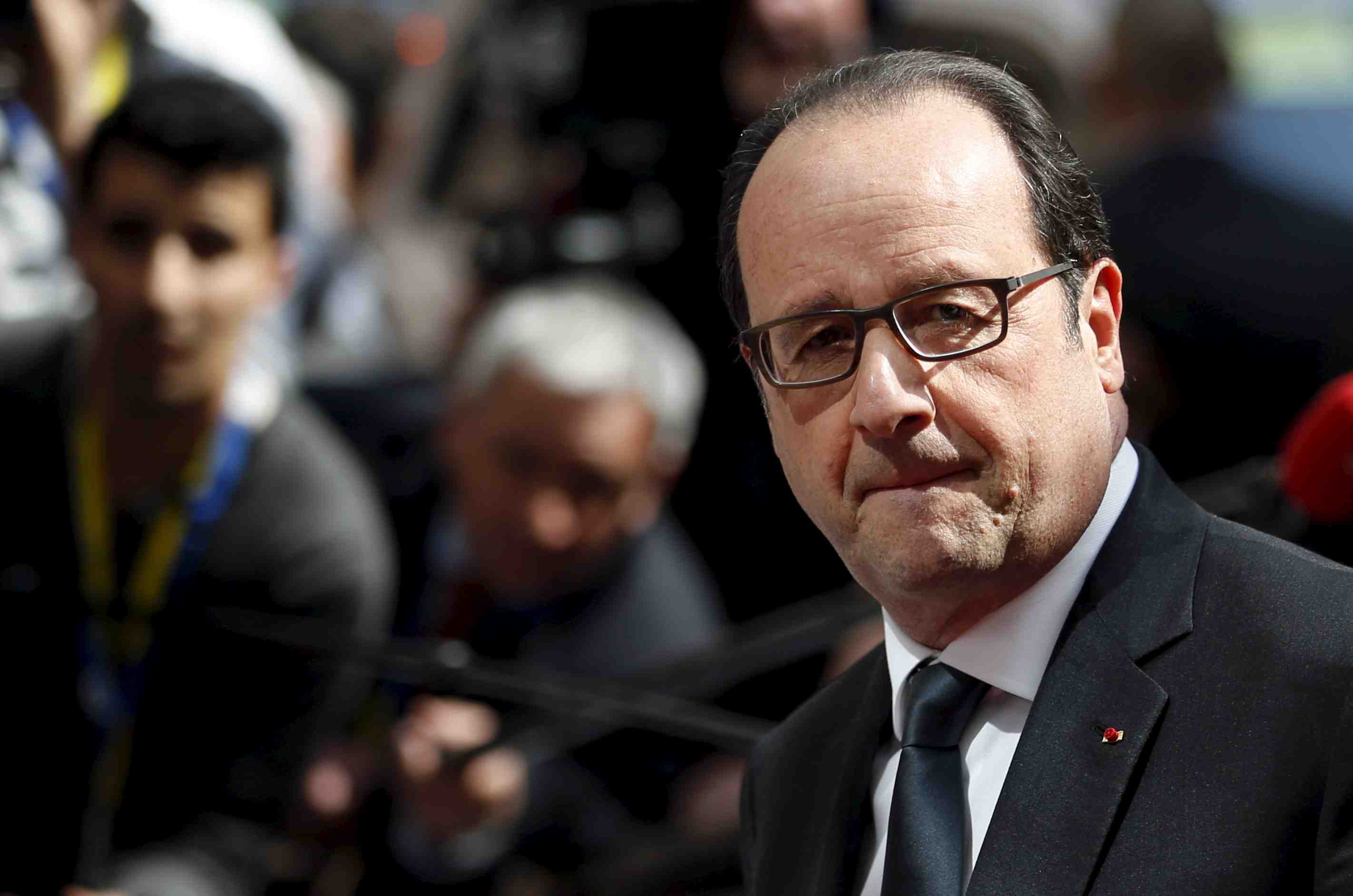 Francois hollande perd deux points dans le barometre tns sofres