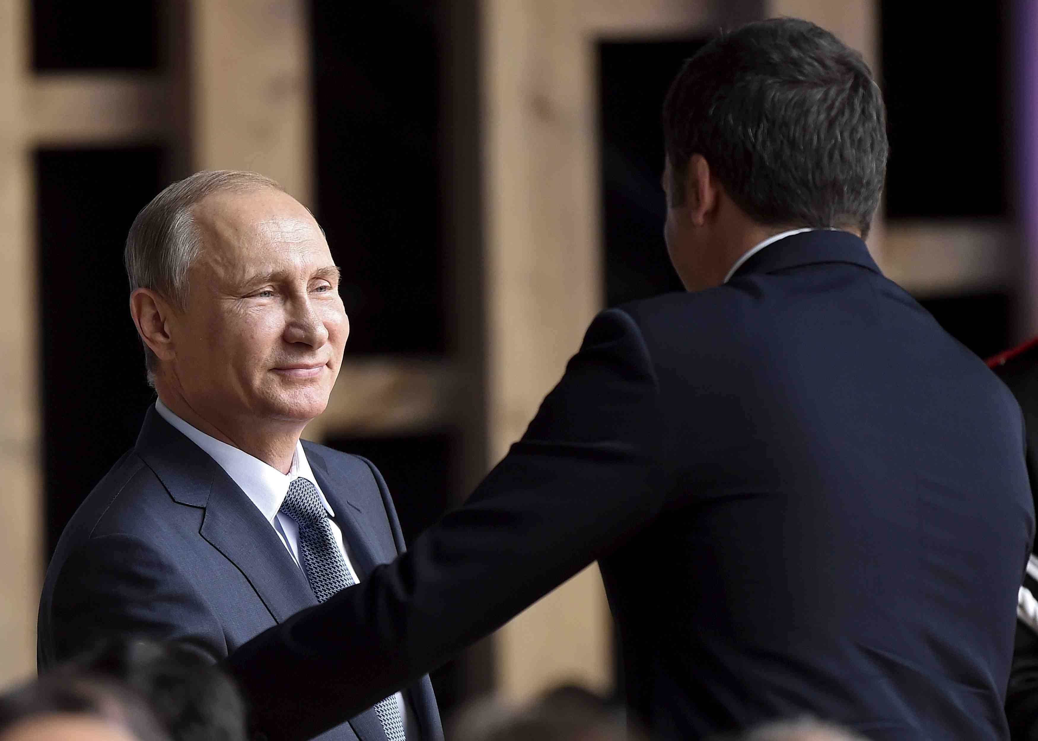 Matteo renzi recoit vladimir poutine mais ne cache pas leurs divergences