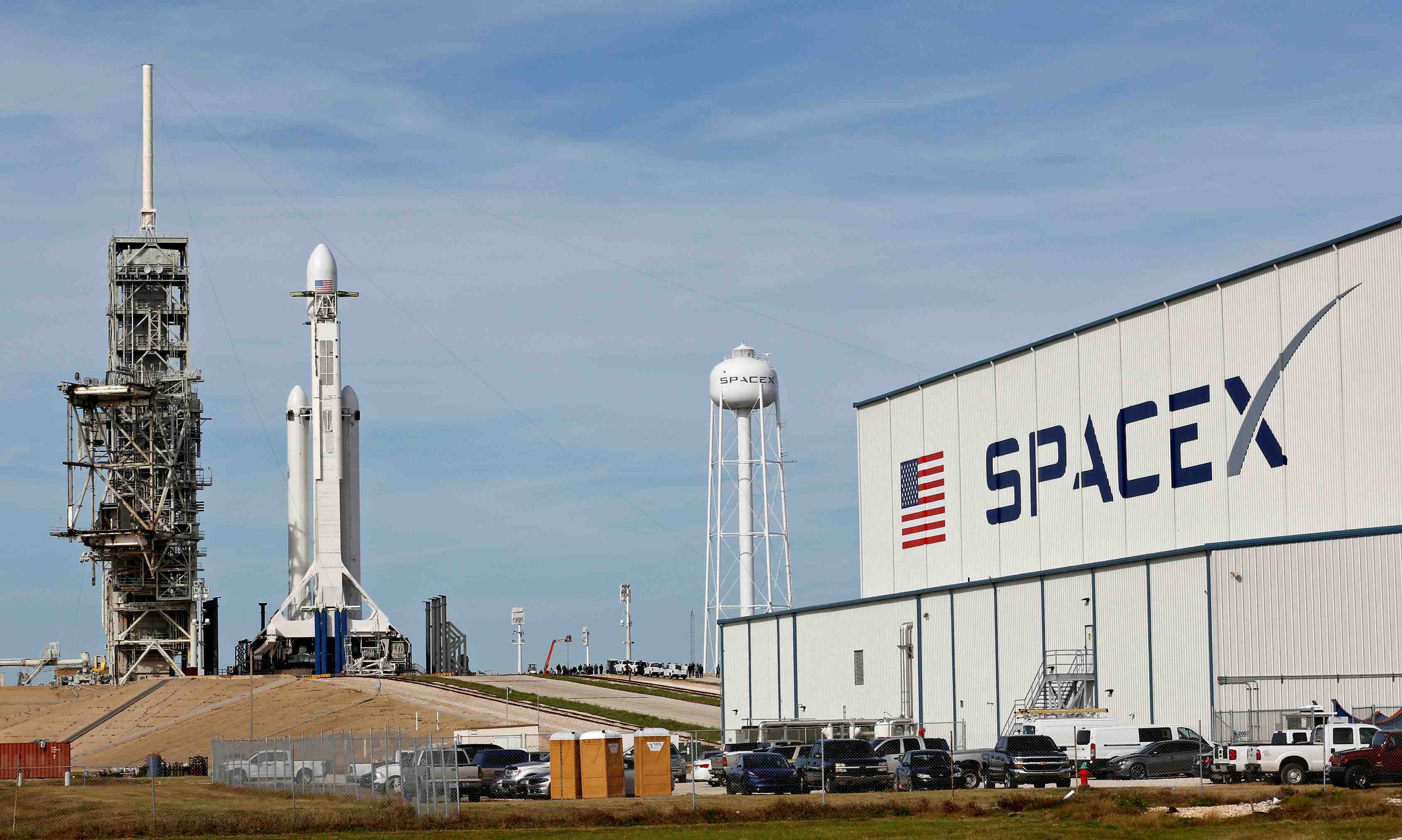 Spacex lance falcon heavy, la fusee la plus puissante du monde