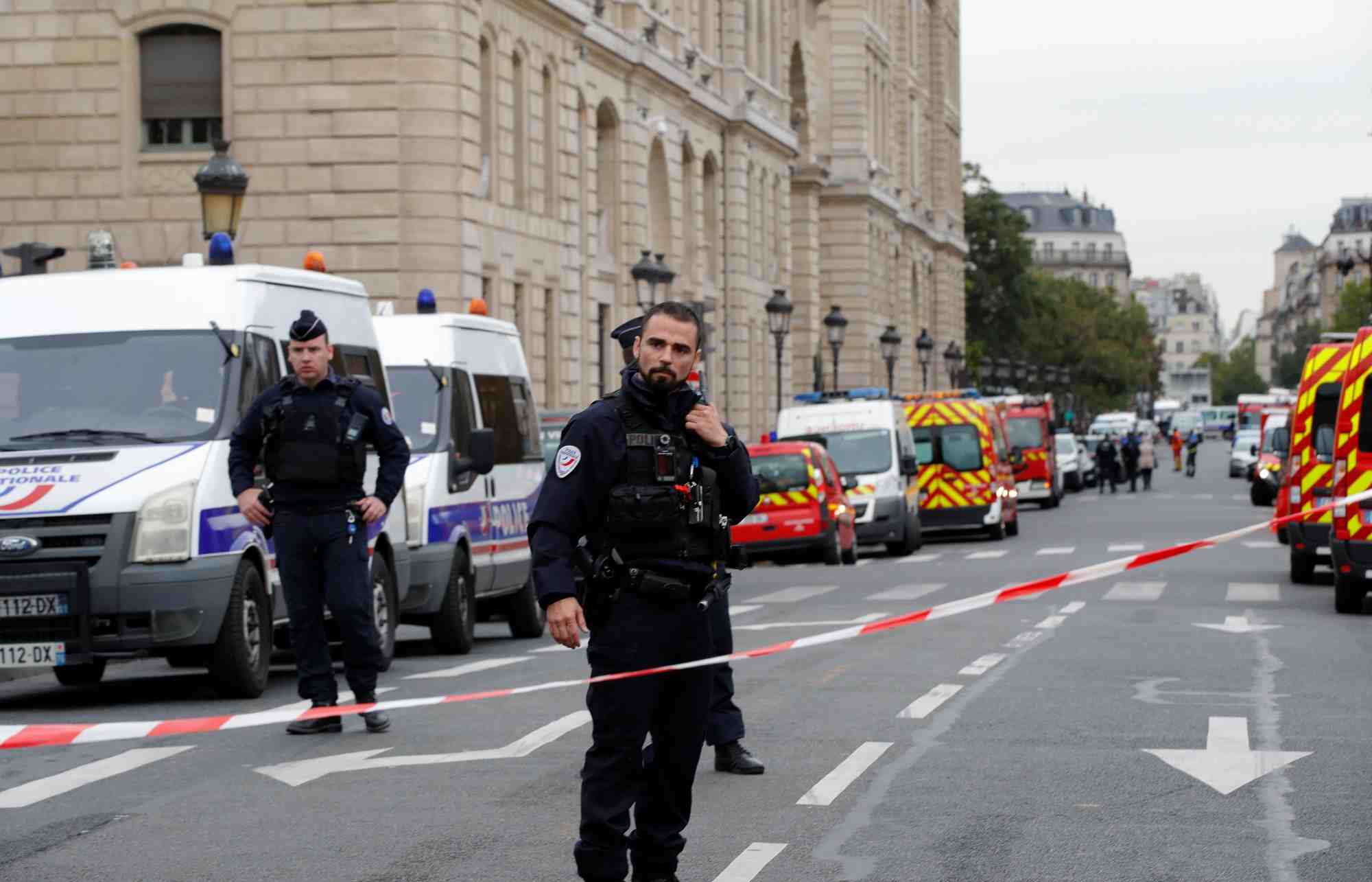 Attaque au couteau au sein même de la préfecture de police de Paris par un fonctionnaire employé comme adjoint administratif à la Direction du Renseignement de la préfecture de police de Paris (DRPP) depuis 15 ans.