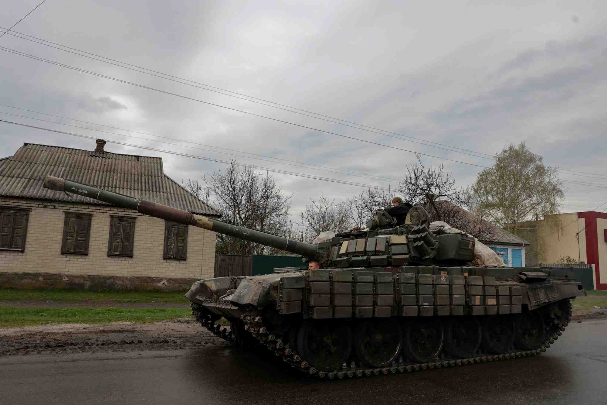 L'ukraine declare que la "bataille du donbass" a commence, la russie avance a l'est