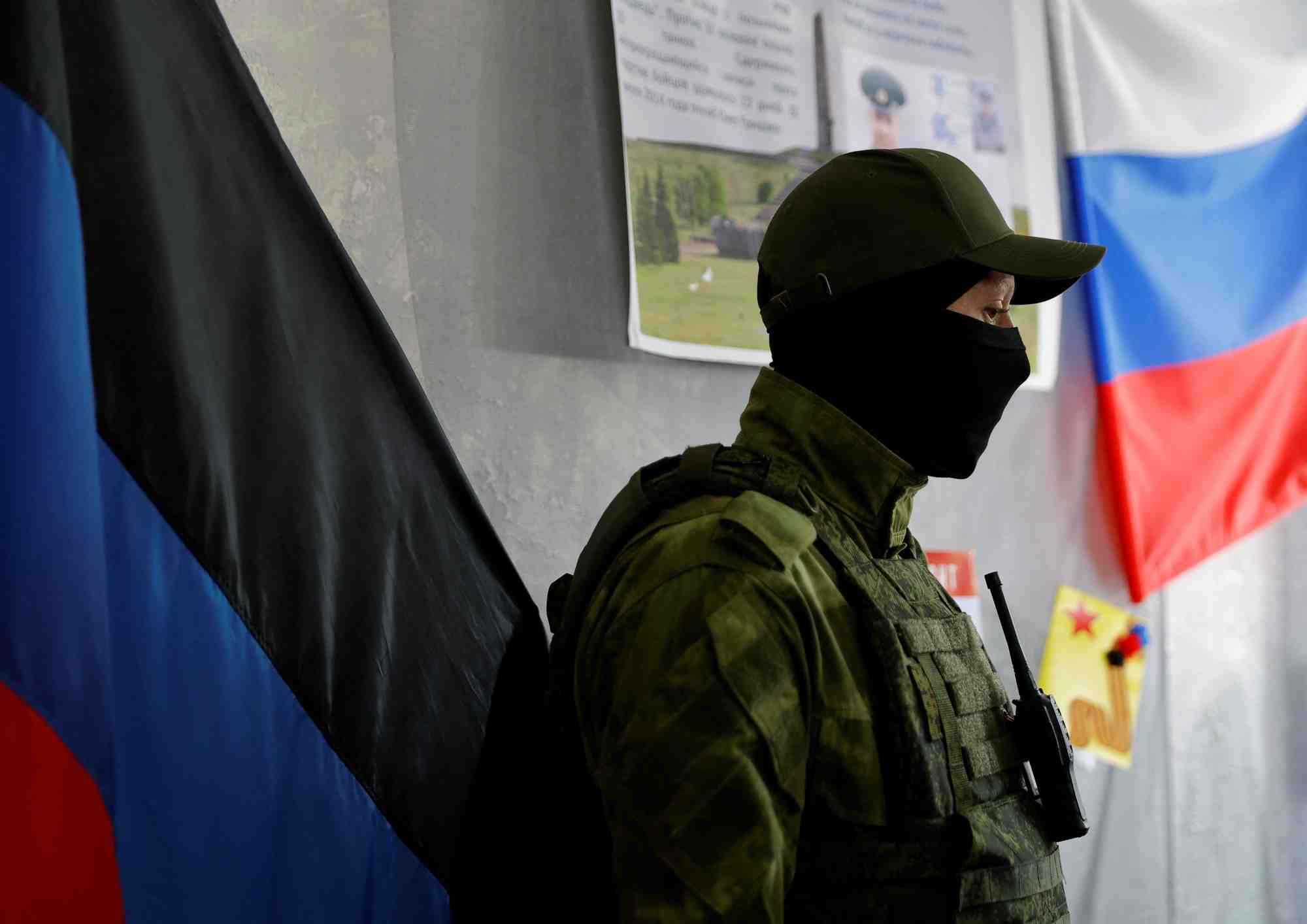 Un membre du service de la republique populaire autoproclamee de donetsk monte la garde dans un bureau de vote avant le referendum prevu a donetsk