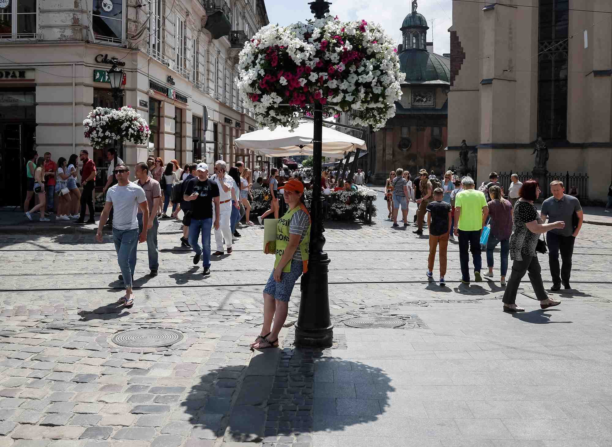 Photo d'archive de touristes dans le centre de lviv, en ukraine