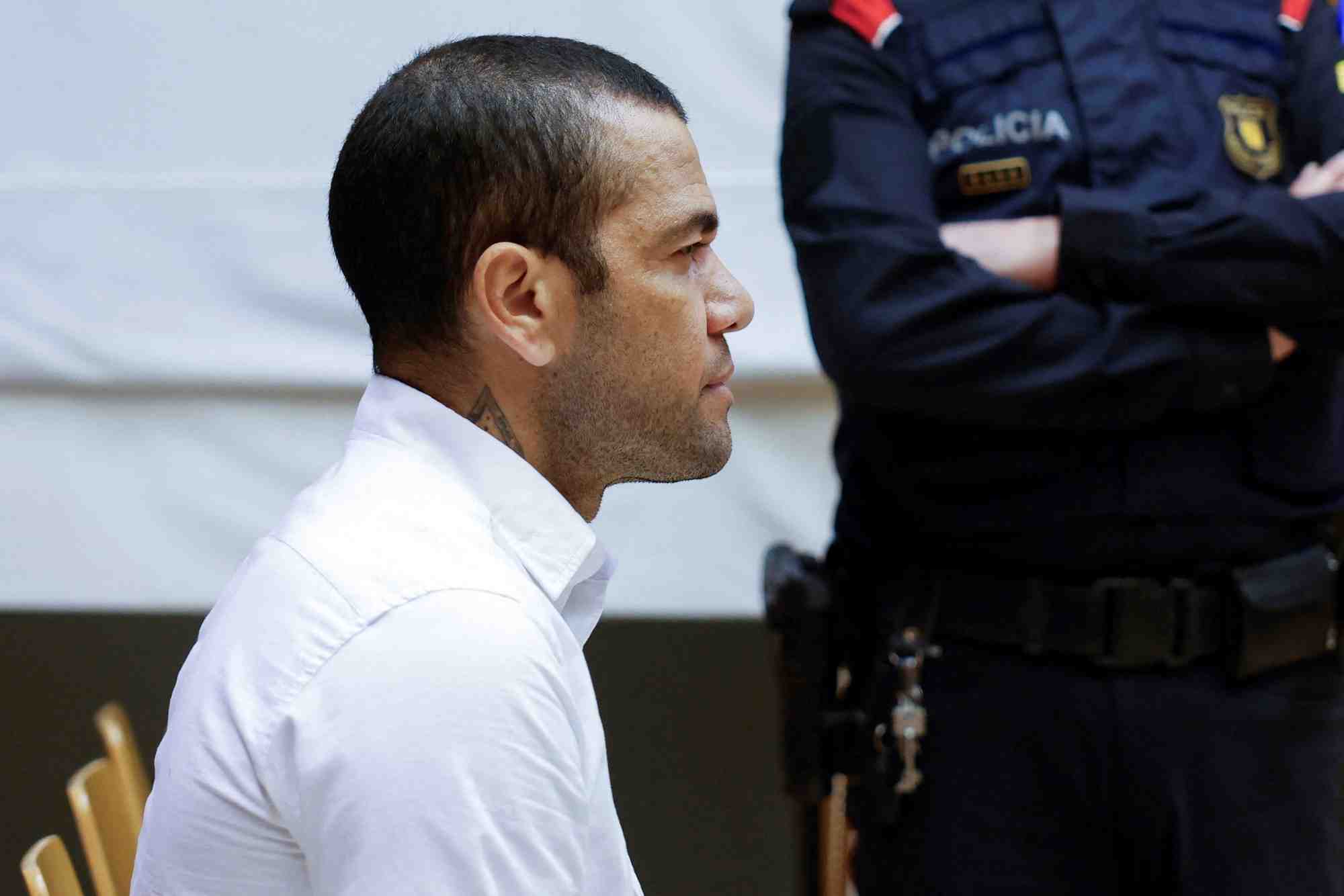 Le footballeur bresilien dani alves est assis au tribunal lors du premier jour de son proces a barcelone