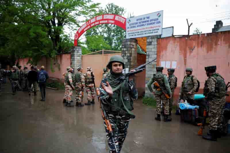 Le personnel de securite sort d'un centre de distribution avant la quatrieme phase des elections generales a srinagar