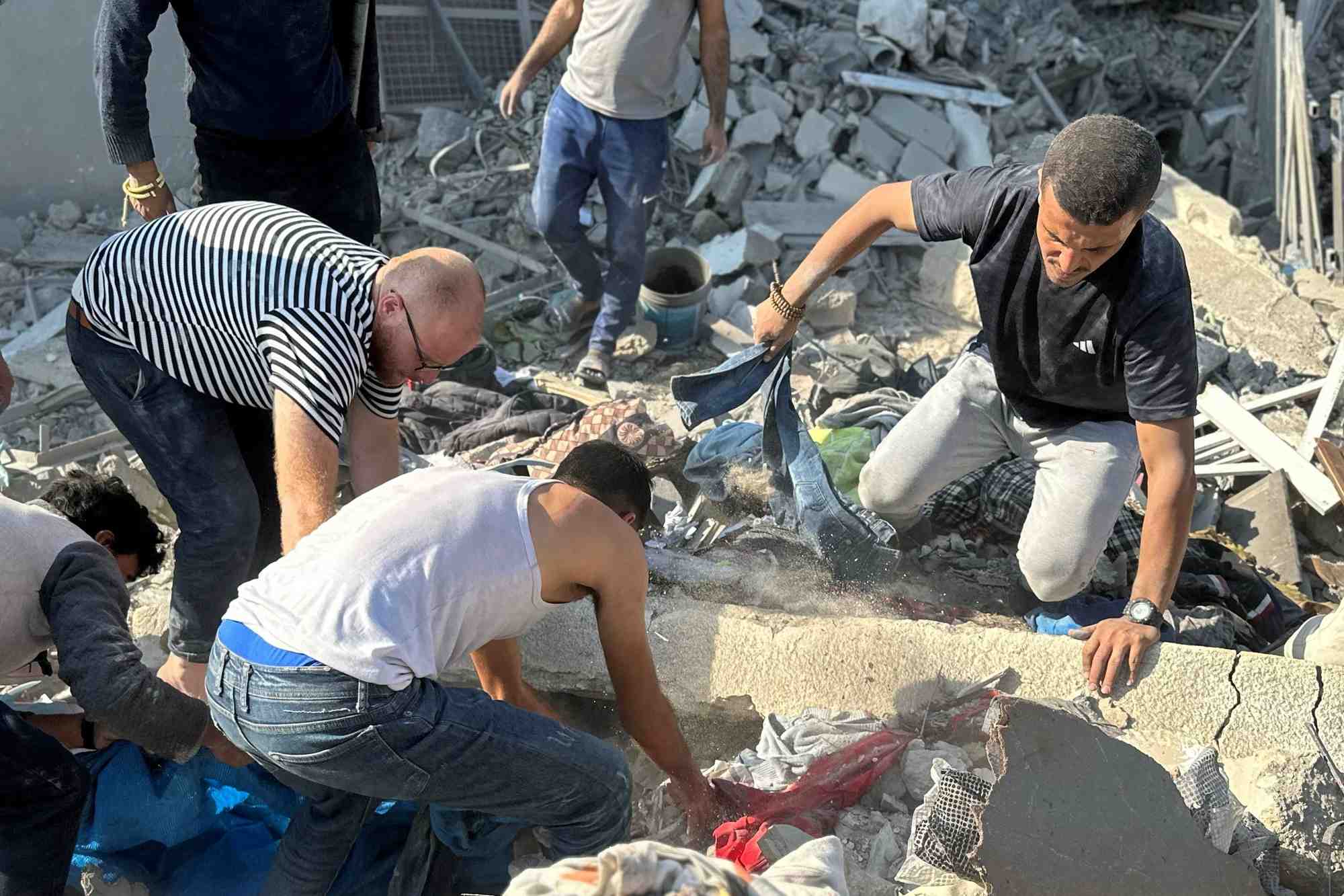 Des personnes travaillent a recuperer les corps de palestiniens a beit lahiya dans le nord de la bande de gaza