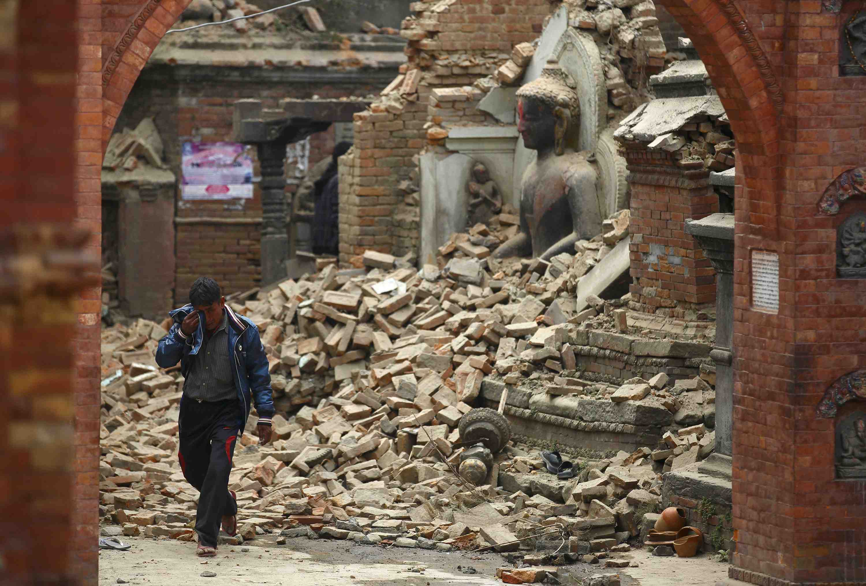 Le bilan s'alourdit encore apres le violent seisme au nepal