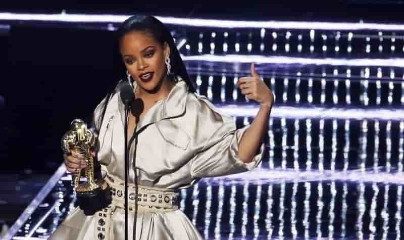Hollande repond a rihanna sur un projet humanitaire