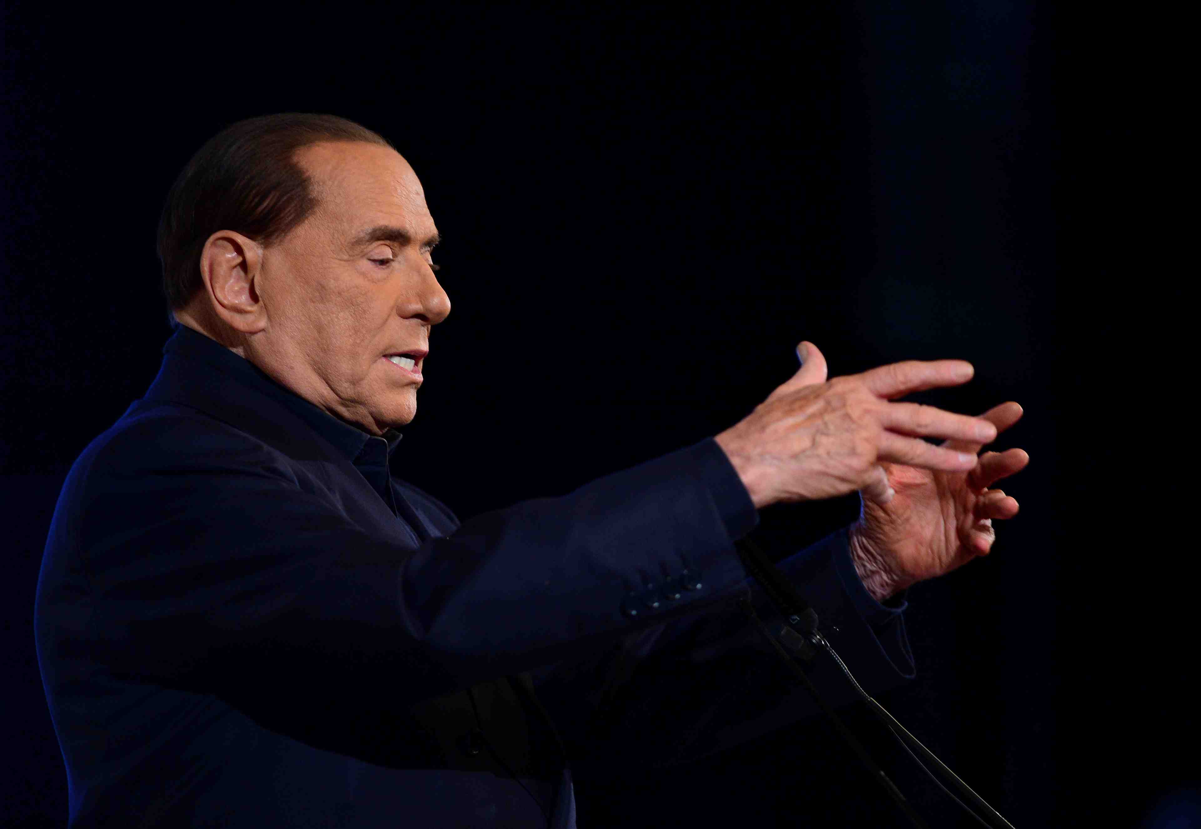 Berlusconi fait un appel du pied a la gauche democrate, salvini n'en veut pas