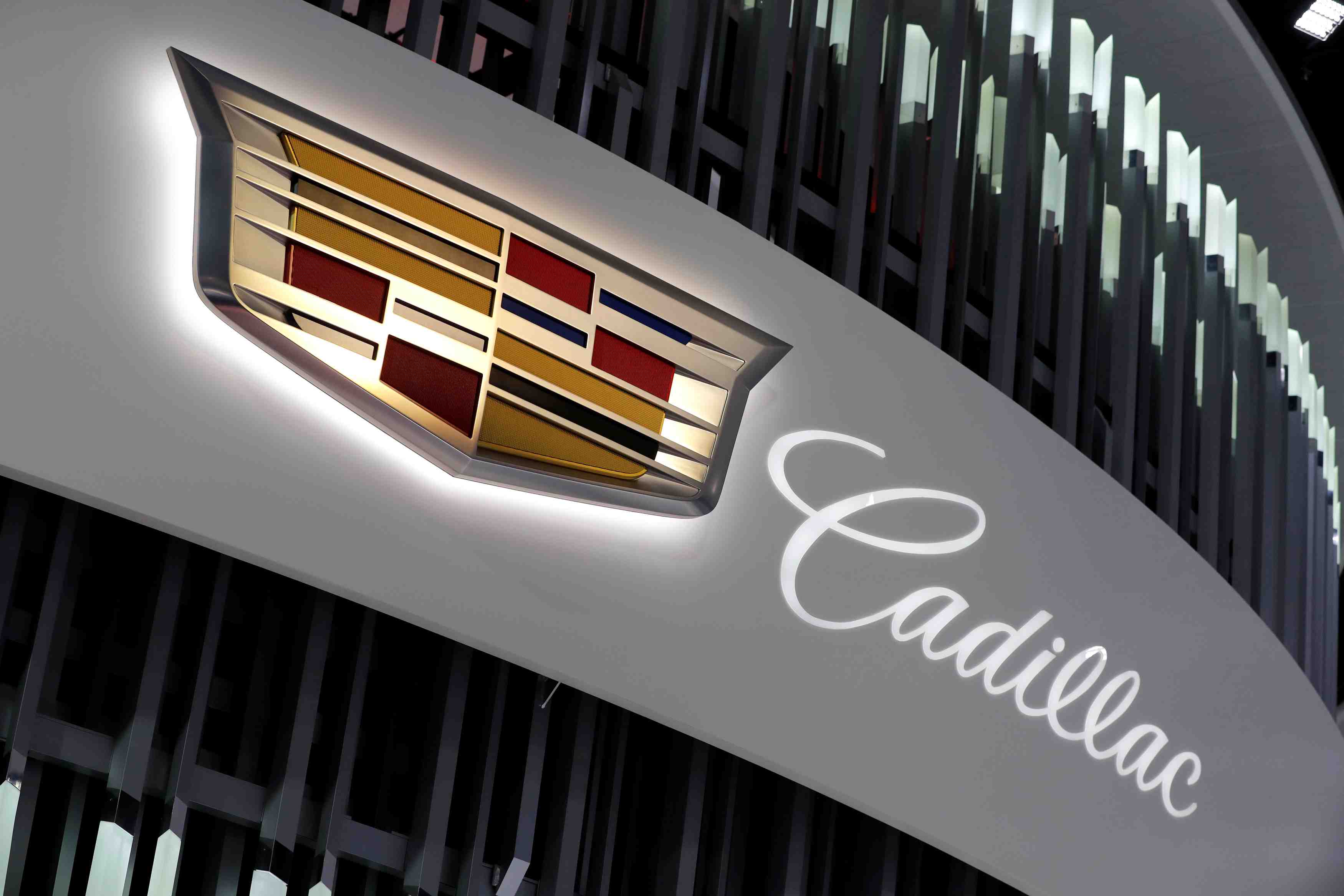 Cadillac devant tesla lors d'un test de conduite semi-autonome