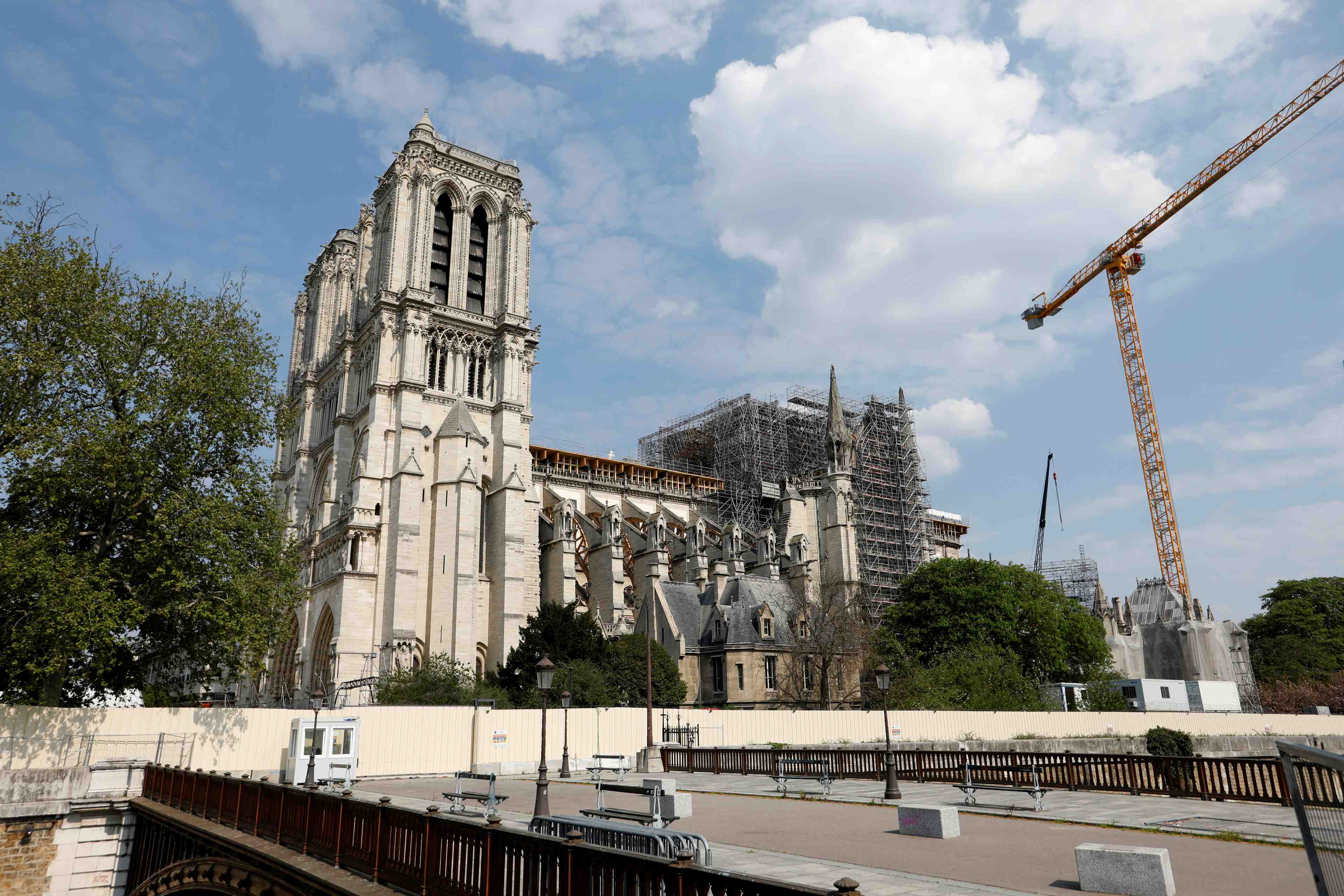 Tout sera fait pour reconstruire notre-dame en cinq ans, dit macron