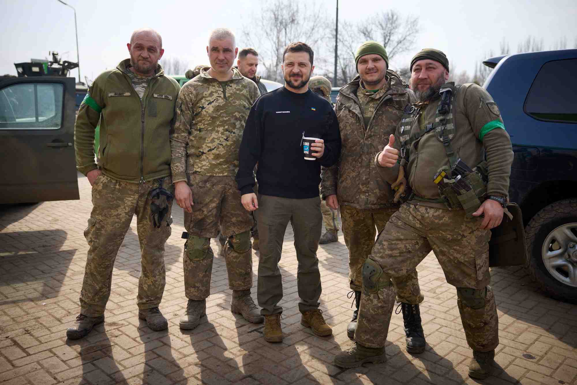 Le president ukrainien zelenskiy visite une station-service dans la region de donetsk