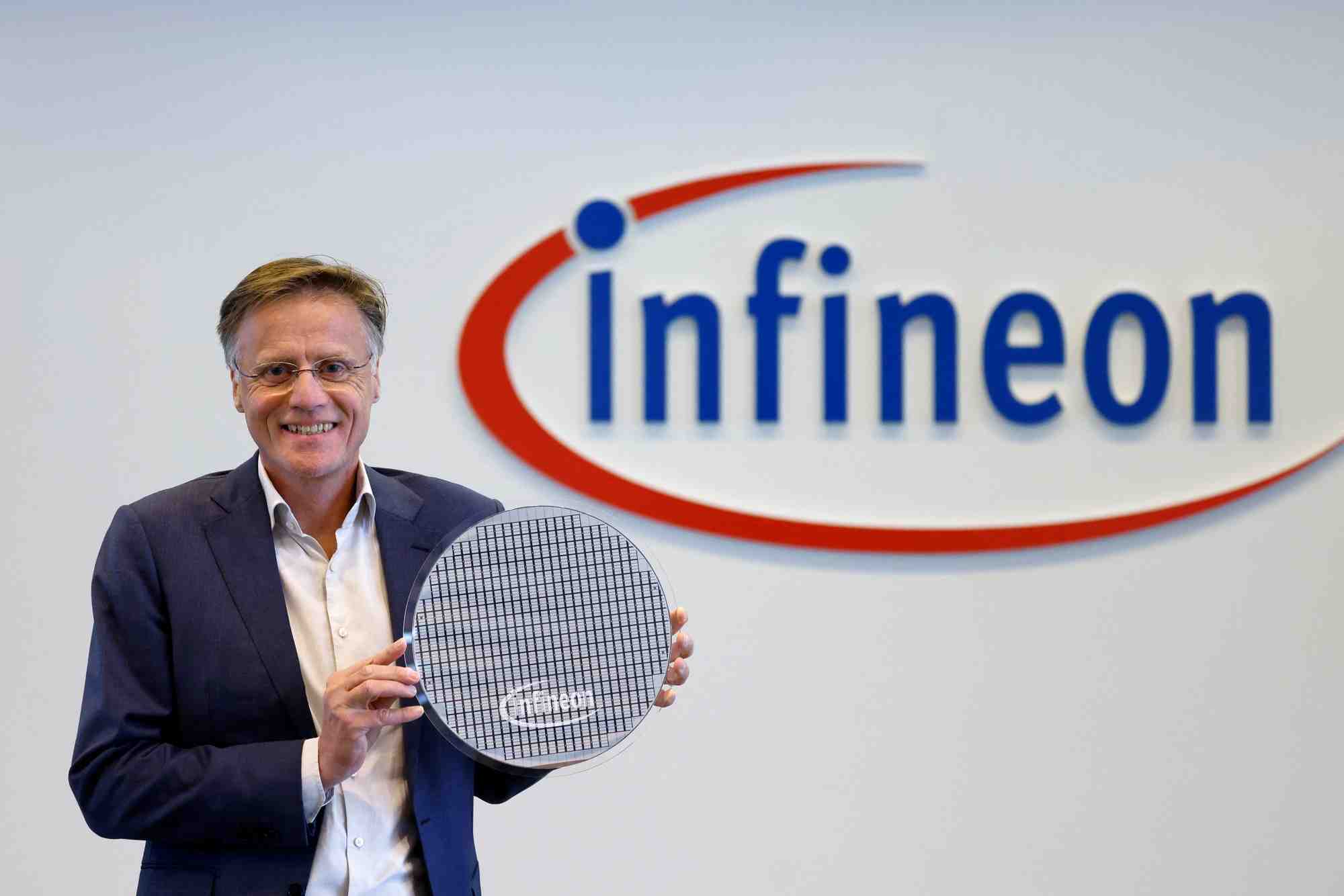 Le pdg d'infineon, jochen  hanebeck, pose avec une plaquette avant la conference de presse sur les resultats annuels a munich