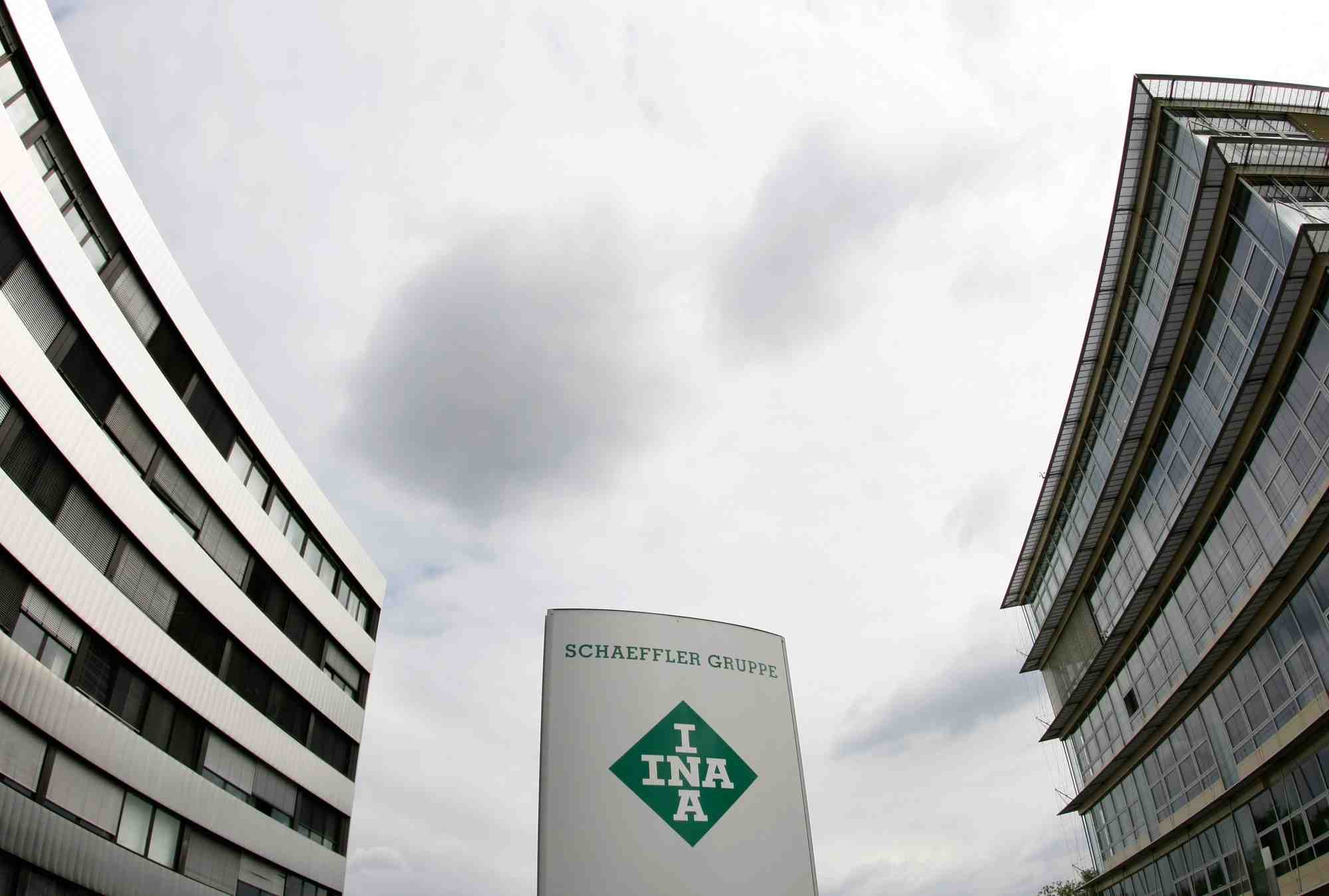 Le logo du groupe schaeffler, et d'ina, une marque de l'entreprise, a l'exterieur du siege a herzogenaurach