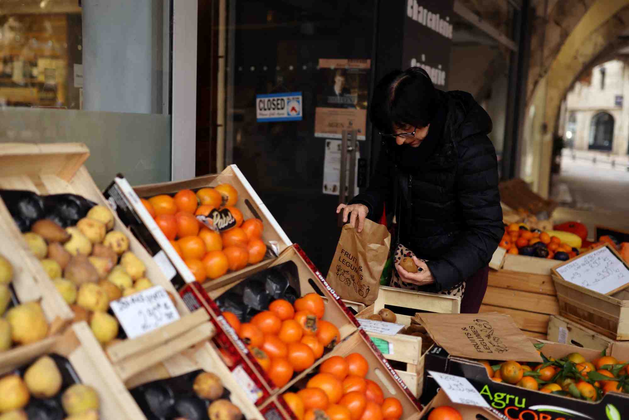 Une femme achete des fruits et legumes dans un magasin a agen