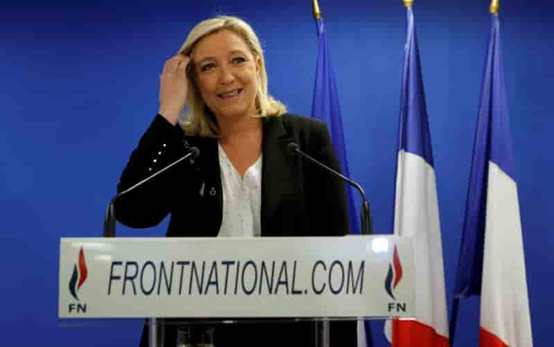 Marine le pen appelle a la demission de manuel valls
