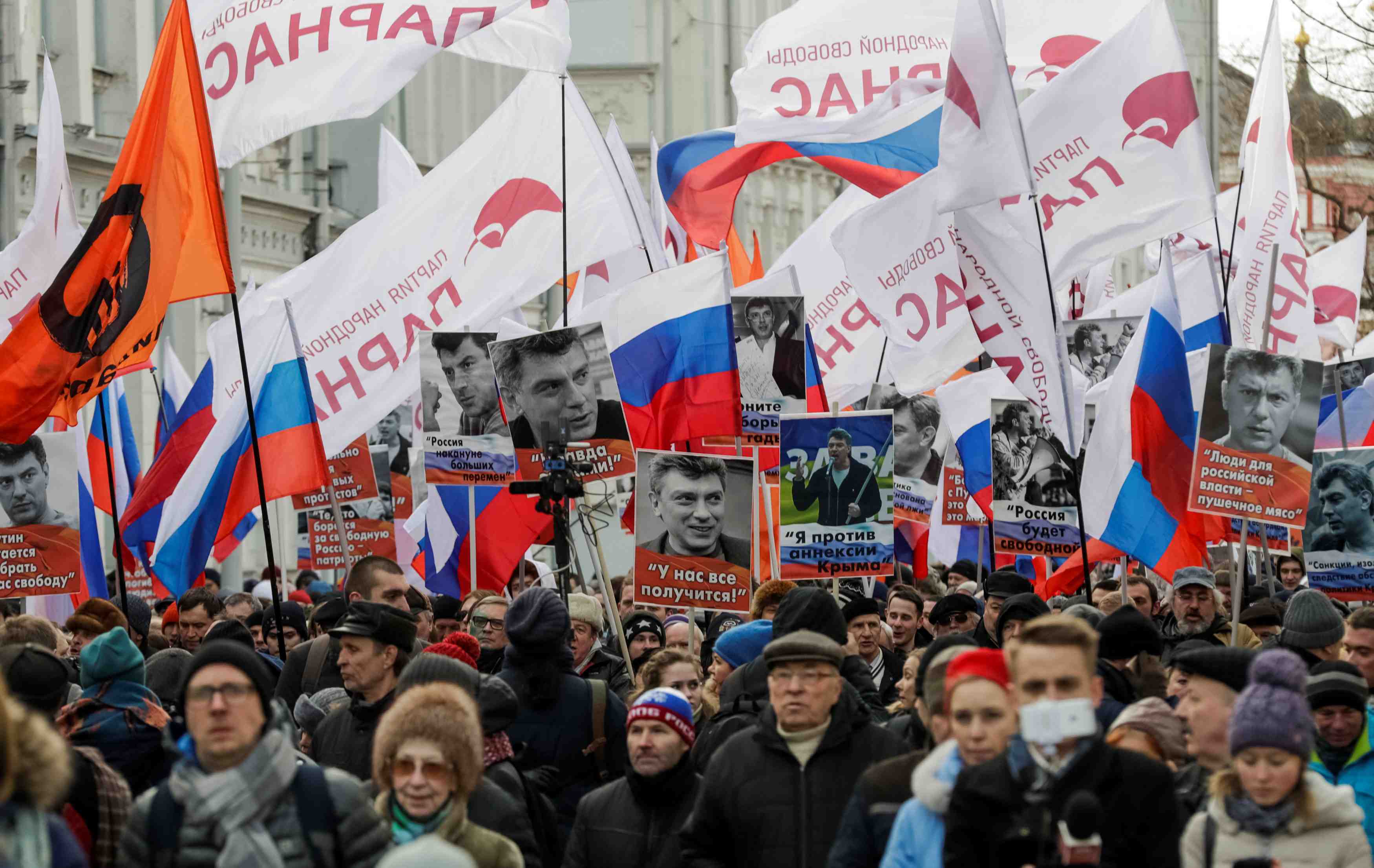 Des milliers de russes rendent hommage a nemtsov