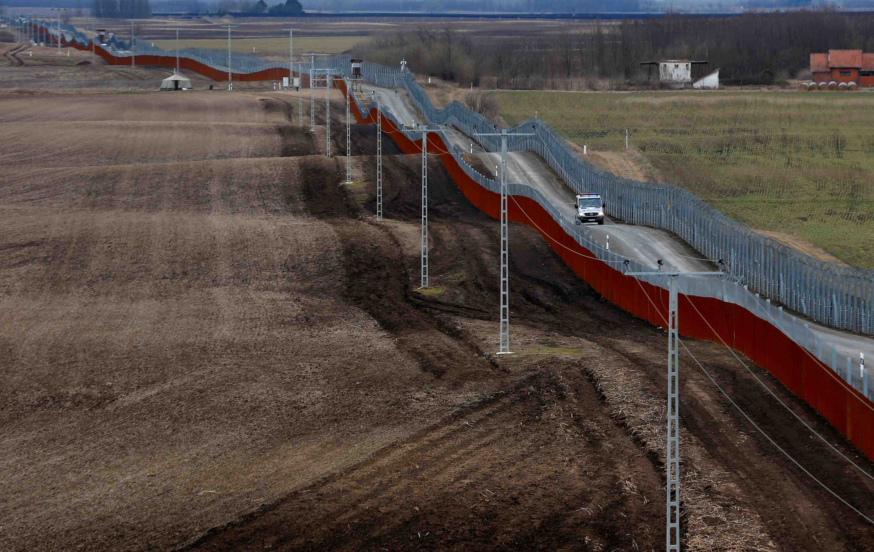 Budapest construit sa nouvelle barriere a la frontiere sud