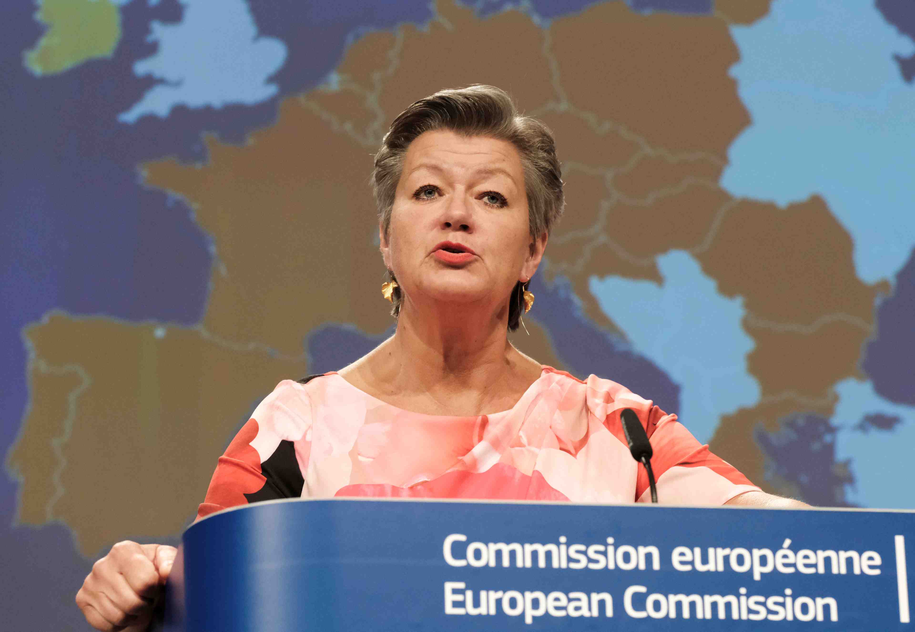 La commission europeenne recommande la levee des controles aux frontieres interieures au 15 juin