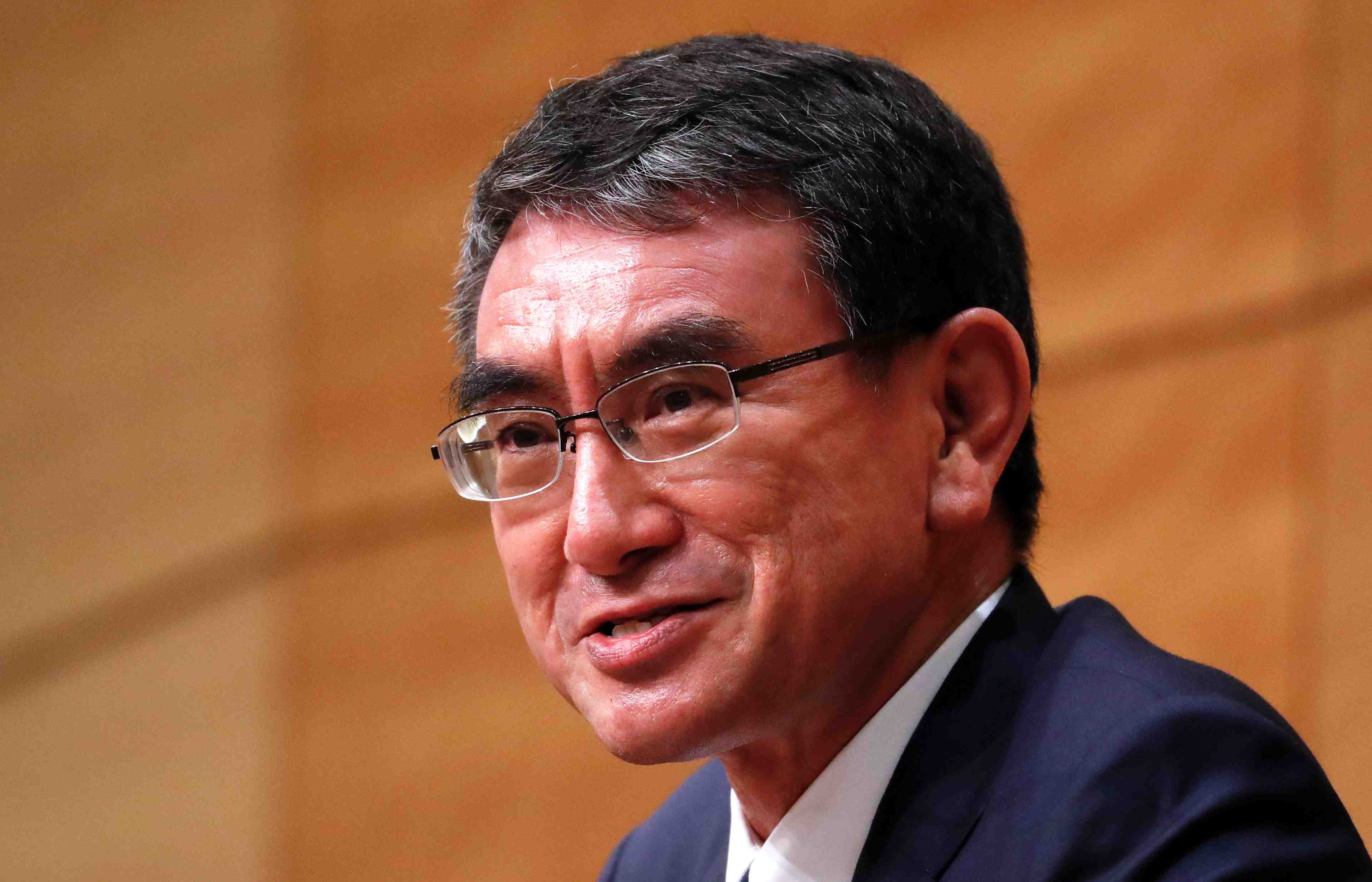 Japon: taro kono favori des sondages pour succeder a yoshihide suga