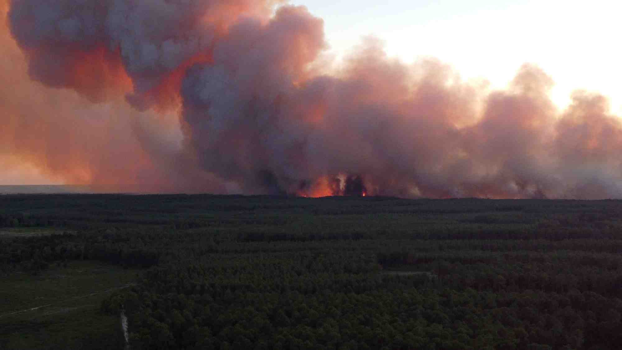 France: les incendies continuent de progresser en gironde, 3.700 hectares brules