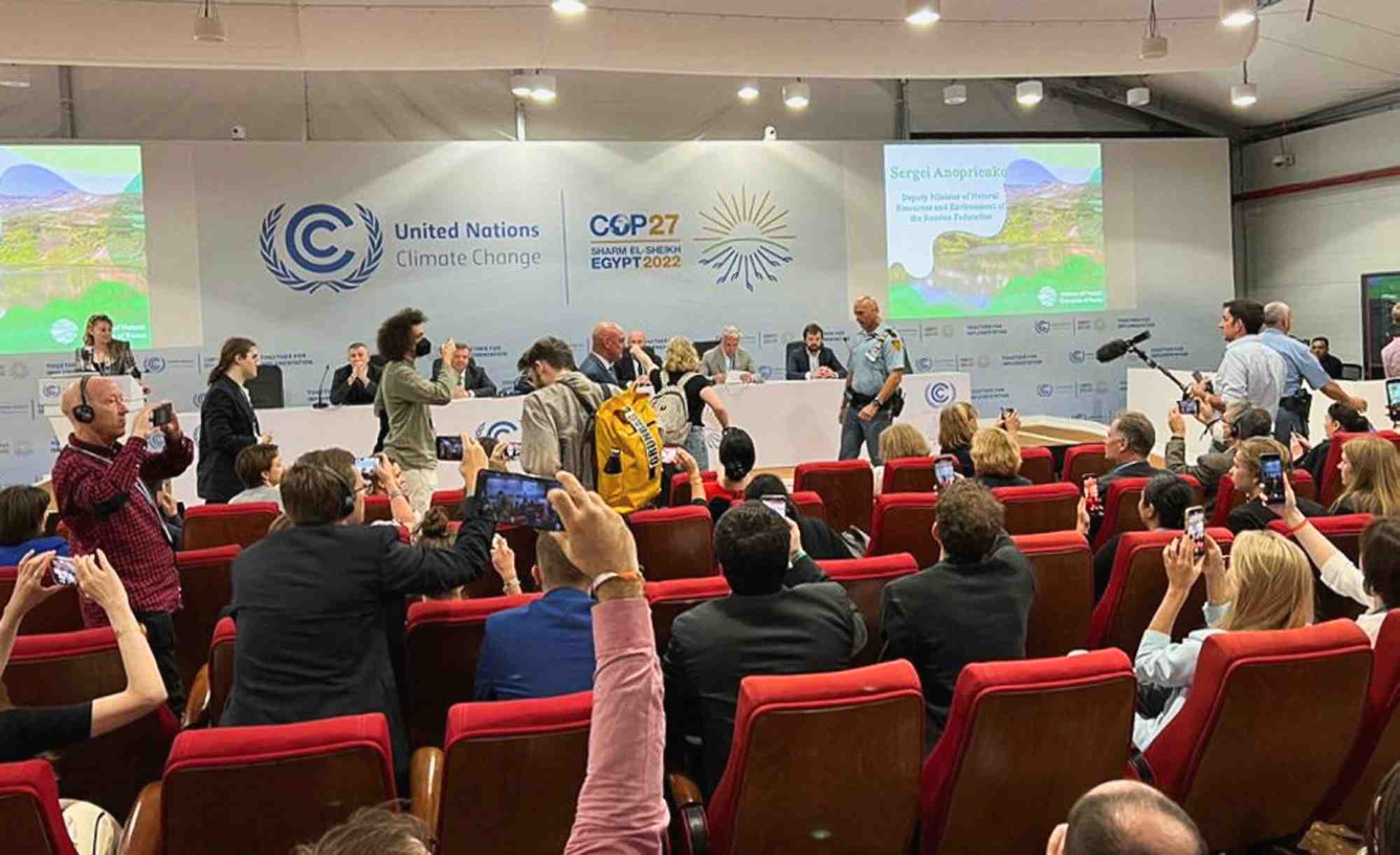 Photo des manifestants qui perturbent un evenement organise par la russie lors de la conference sur le climat cop27