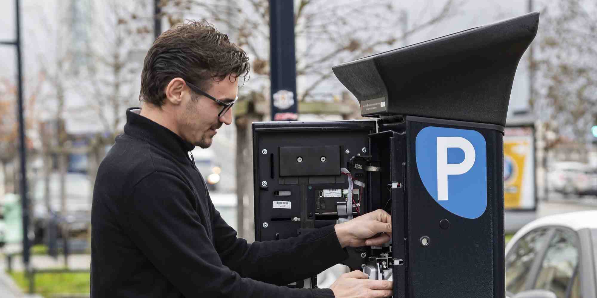 Un technicien répare un parcmètre. (Photo d'illustration)