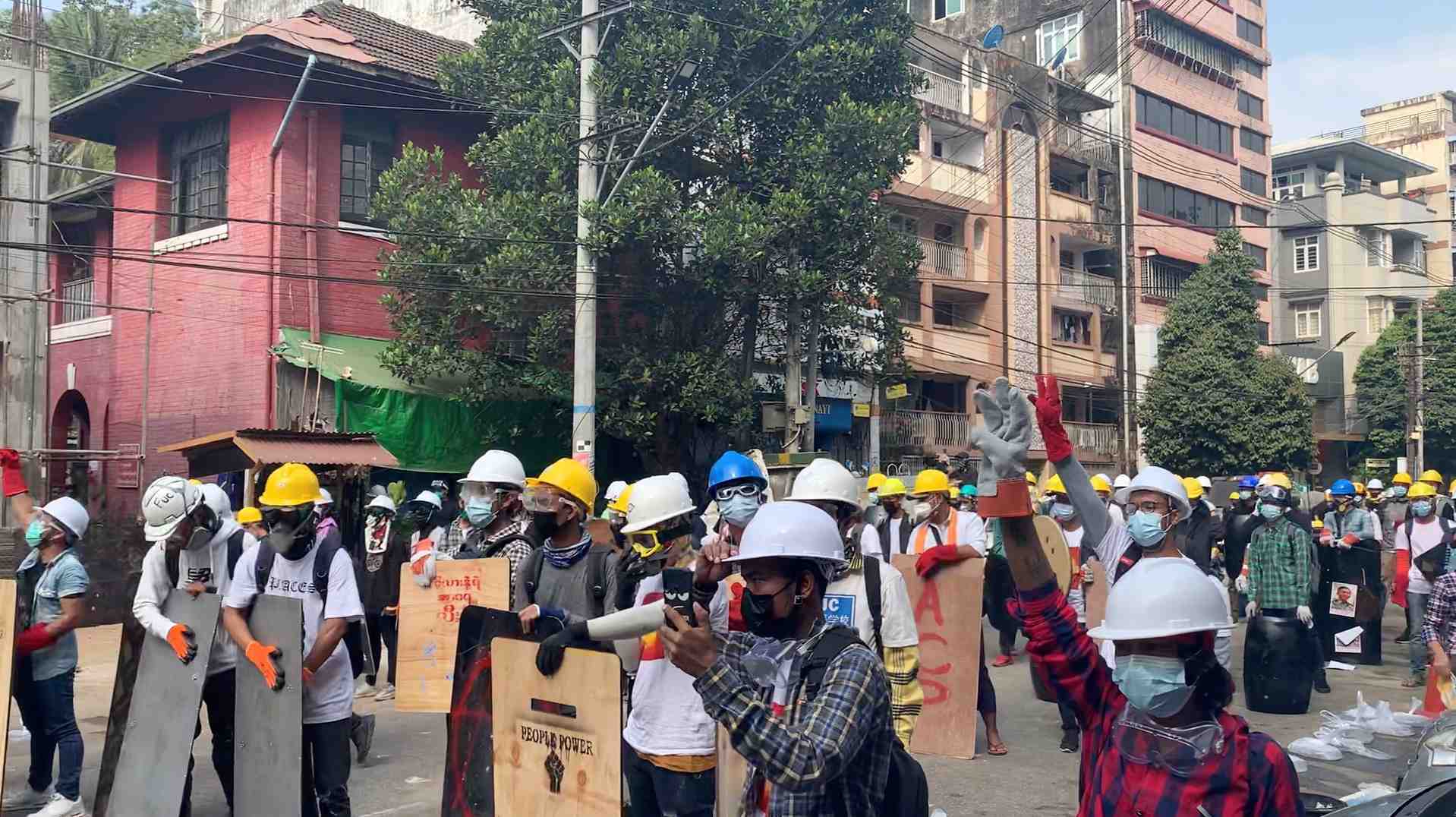 Deux manifestants tues en birmanie, selon un temoin et des medias