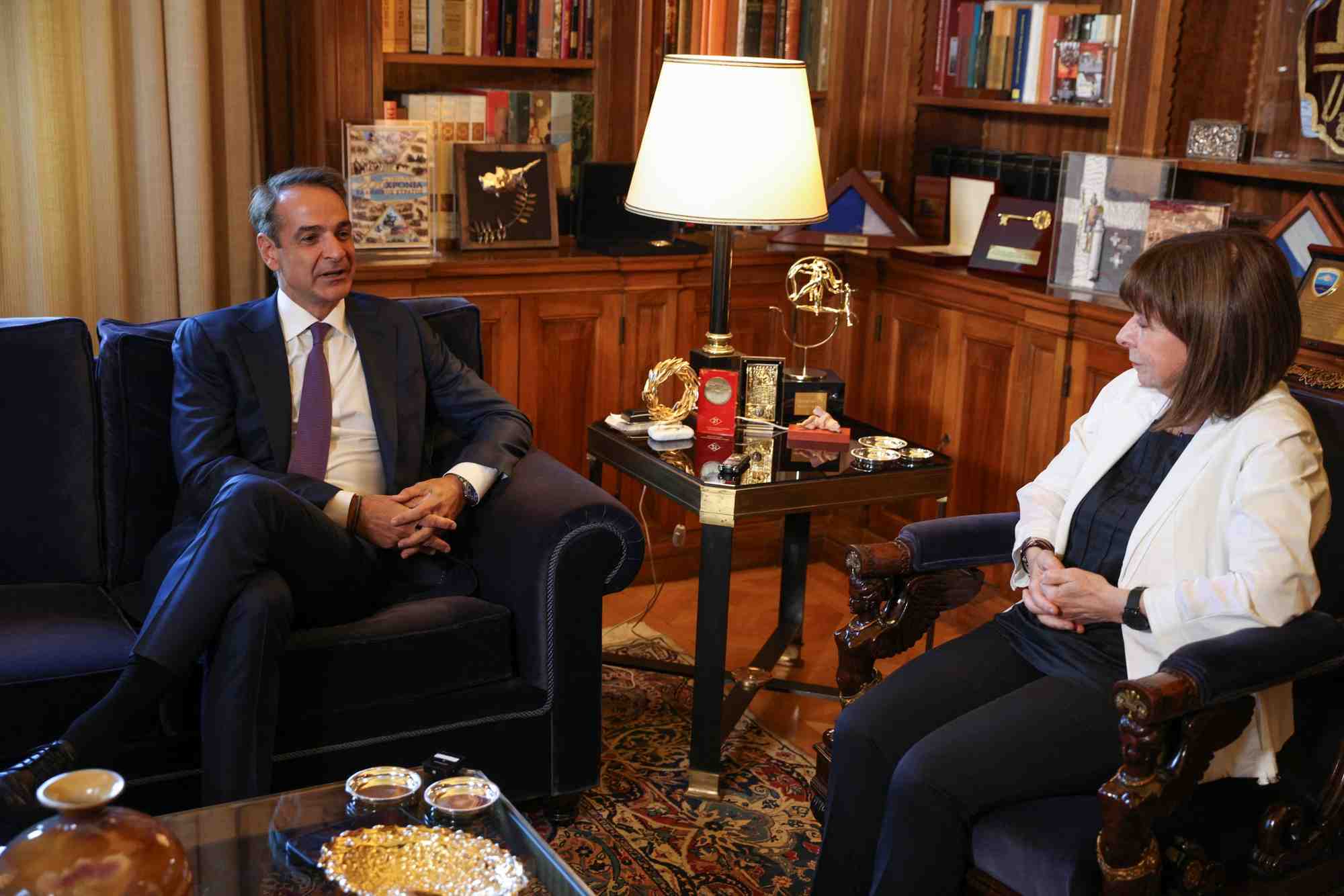 Kyriakos mitsotakis en discussion avec la presidente grecque katerina sakellaropoulou