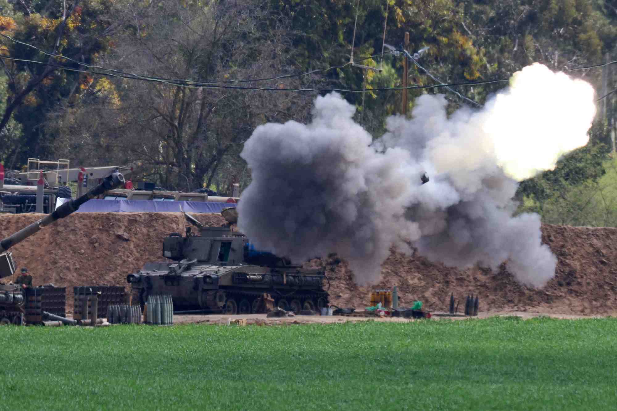 Une unite d'artillerie tire en direction de gaza