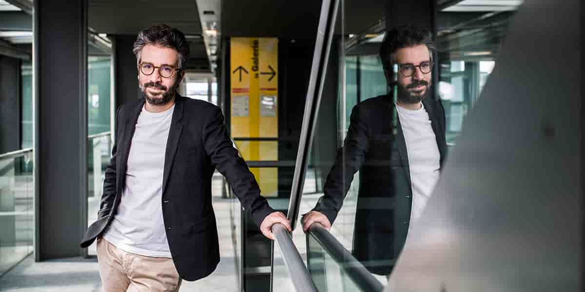 Stéphane Sitbon-Gomez dans les couloirs de France Télévisions, à Paris.