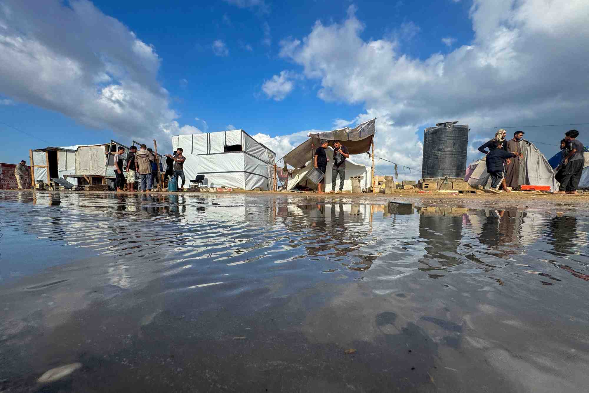 Des palestiniens deplaces s'abritent dans un camp inonde