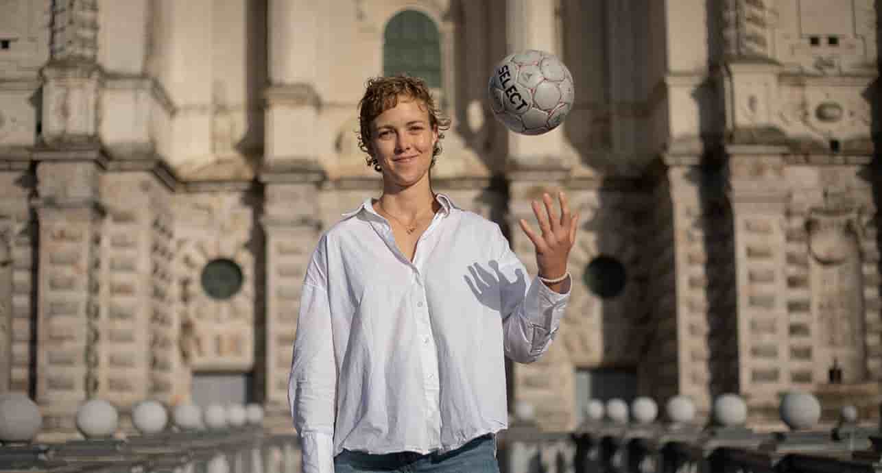 Accompagnée dans sa guérison et dans sa reconstruction, la championne de handball Julie Le Blevec a vaincu une tumeur rare de l’ovaire.