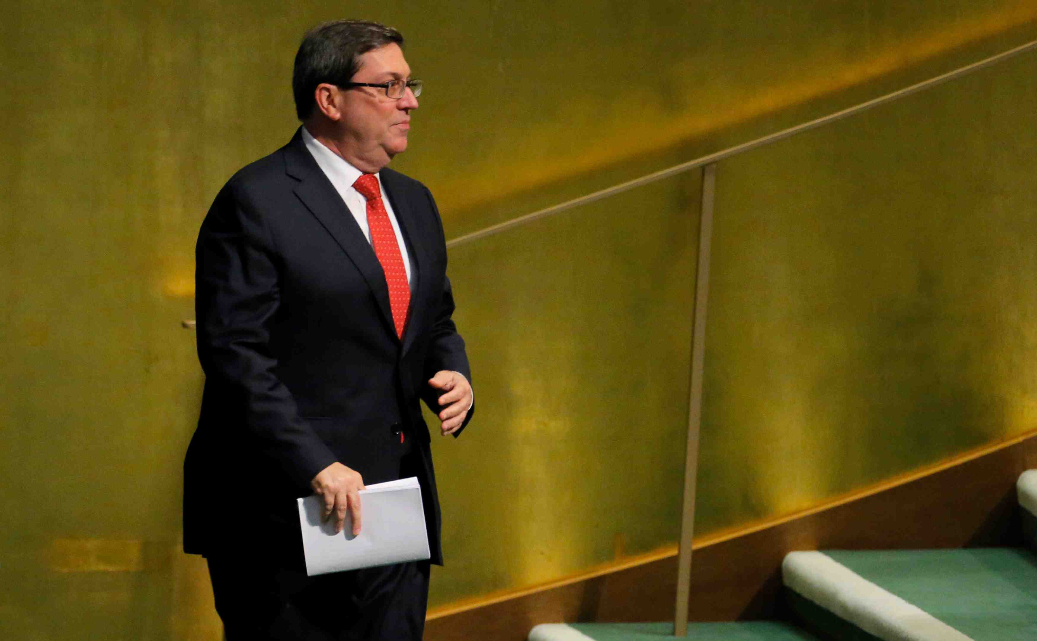Les usa s'appretent a reduire leur presence a cuba apres de mysterieuses maladies