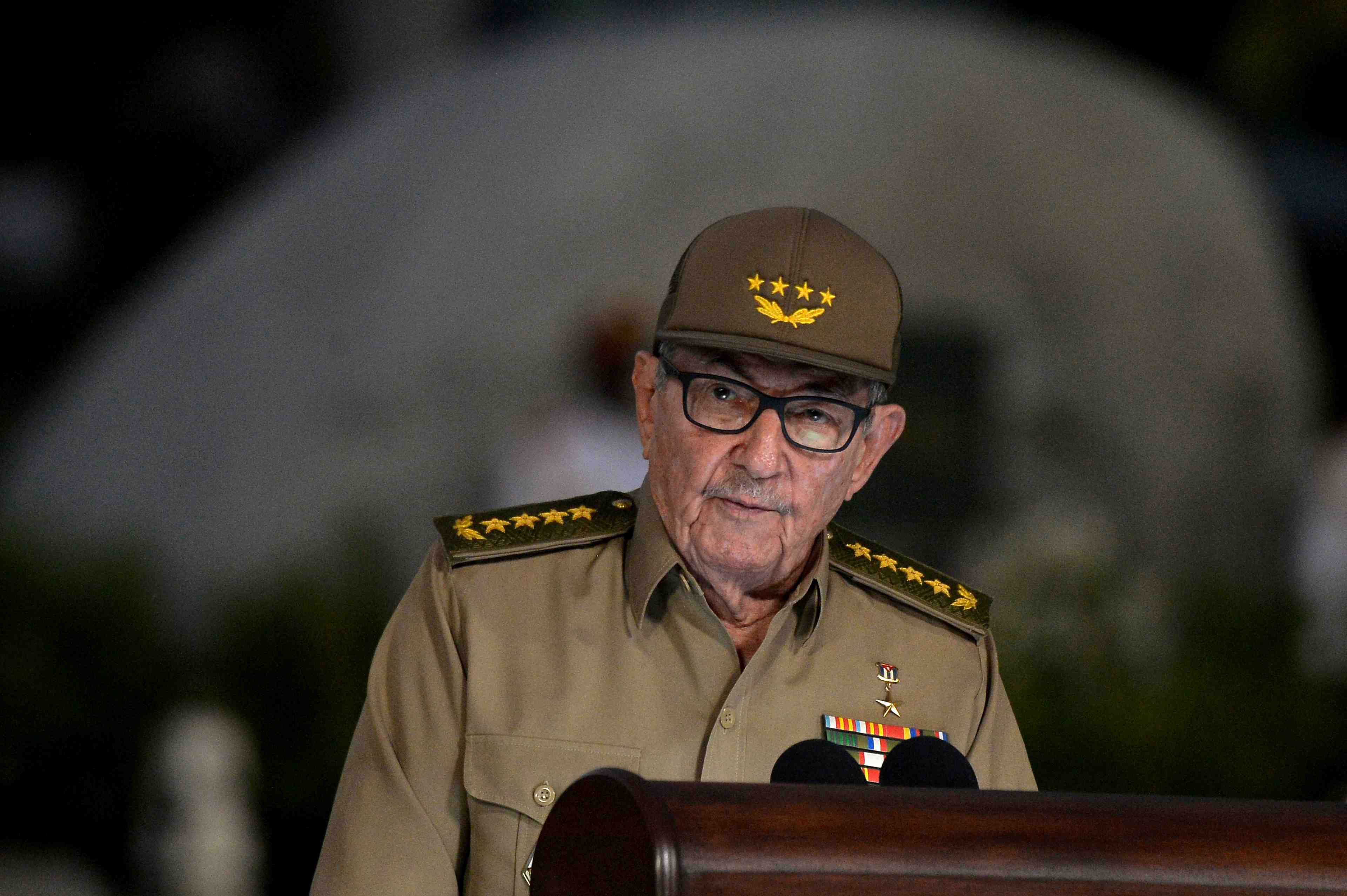 Cuba: castro transmet la direction du parti communiste a la nouvelle generation