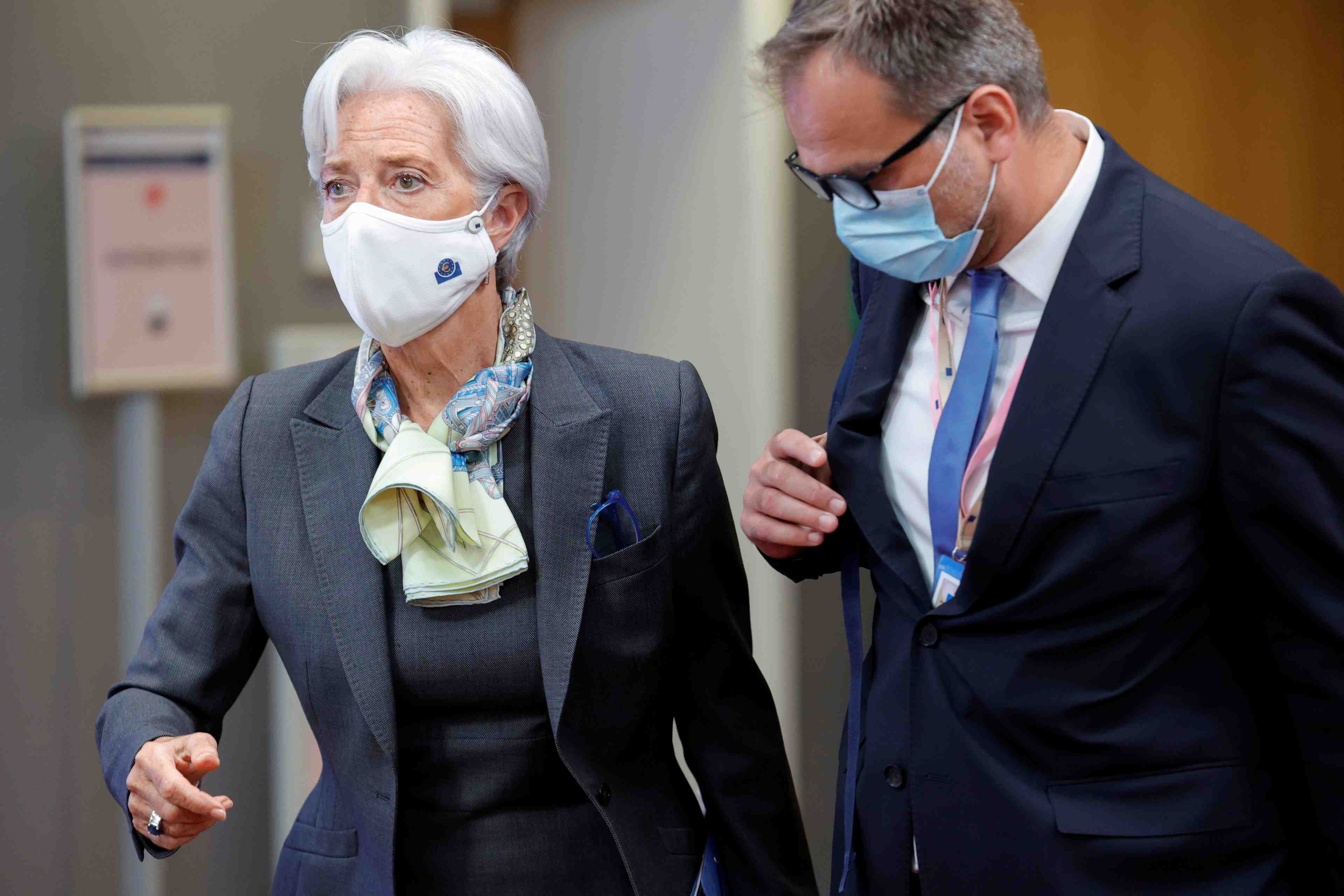 La bce evitera tout resserrement premature, assure lagarde