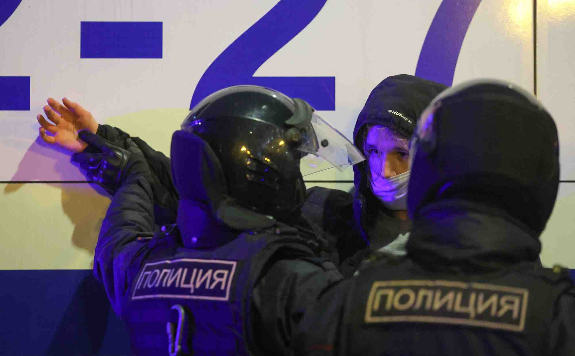 Les forces de l'ordre russes arretent une personne a moscou