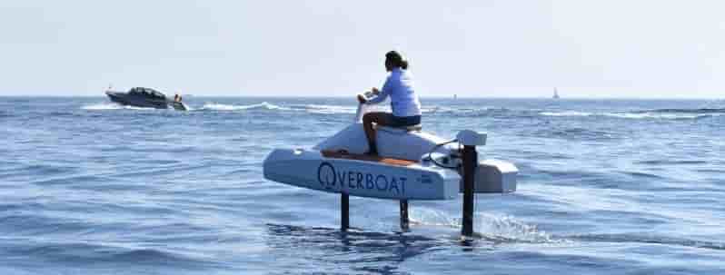 L'Overboat, premier catamaran électrique à foil une place, a été conçu entièrement en interne chez Neocean, entreprise sétoise dont la liquidation judiciaire a été prononcée en mars 2024 par le tribunal de commerce de Montpellier.