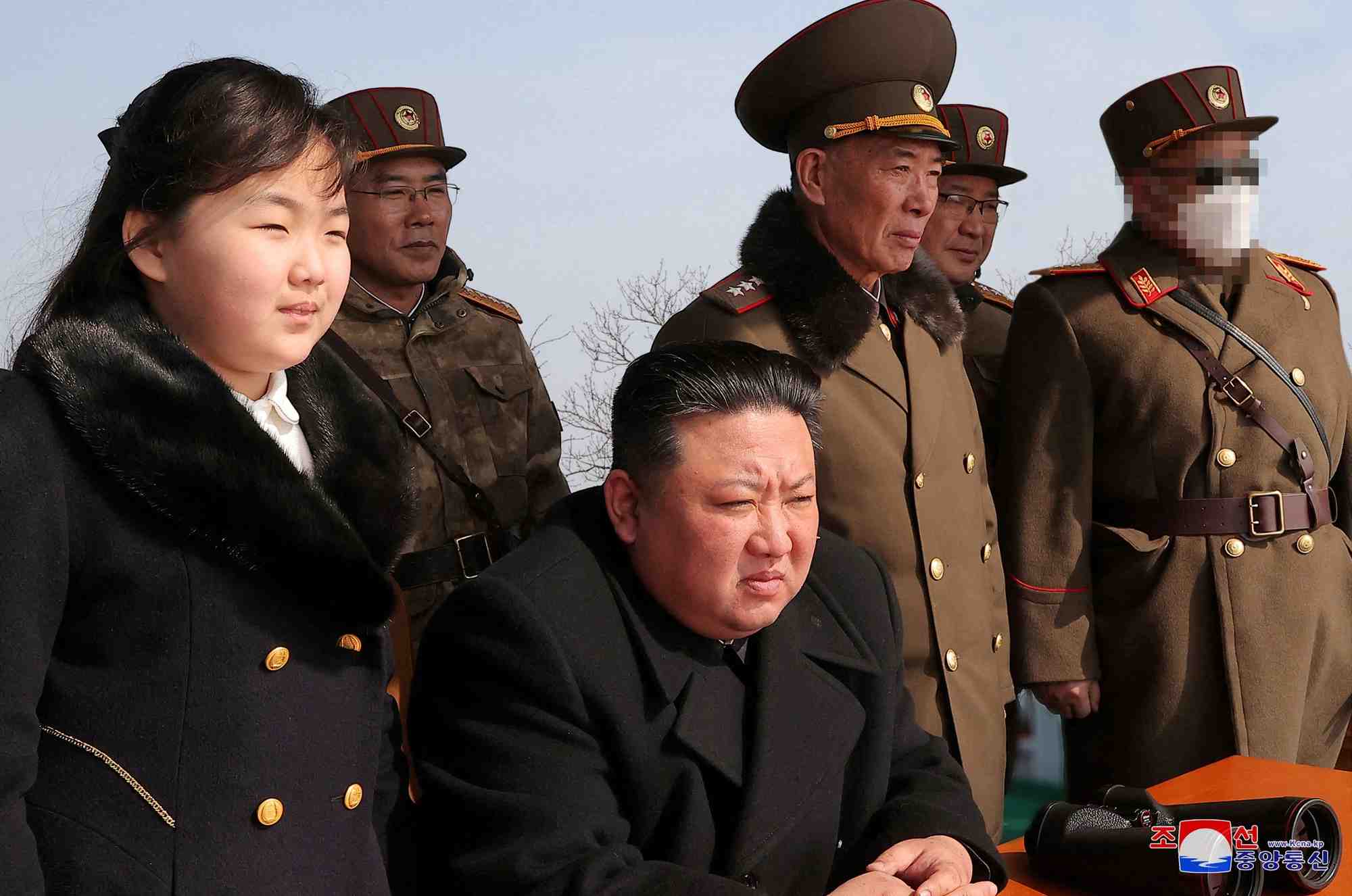 Le dirigeant nord-coreen kim jong un assiste a un exercice de tir de missiles