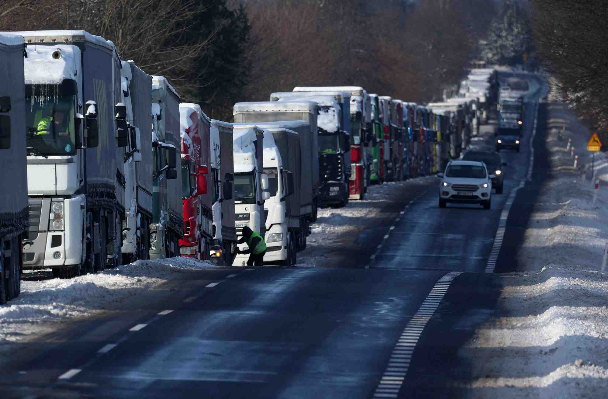 Photo d'archives: des camions font la queue pour traverser la frontiere polono-ukrainienne