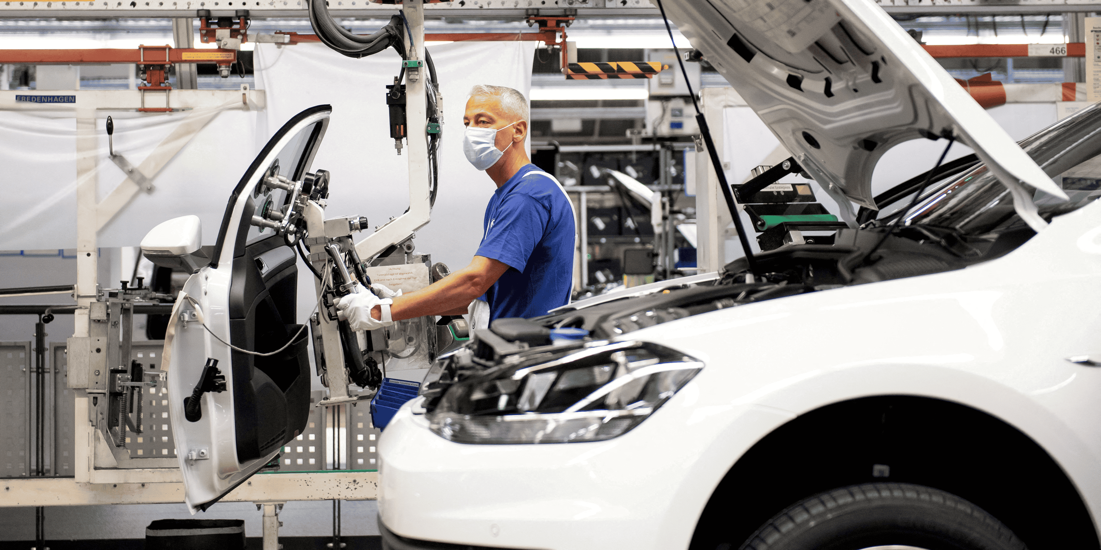 Un ouvrier sur la chaine de montage de volkswagen a wolfsburg
