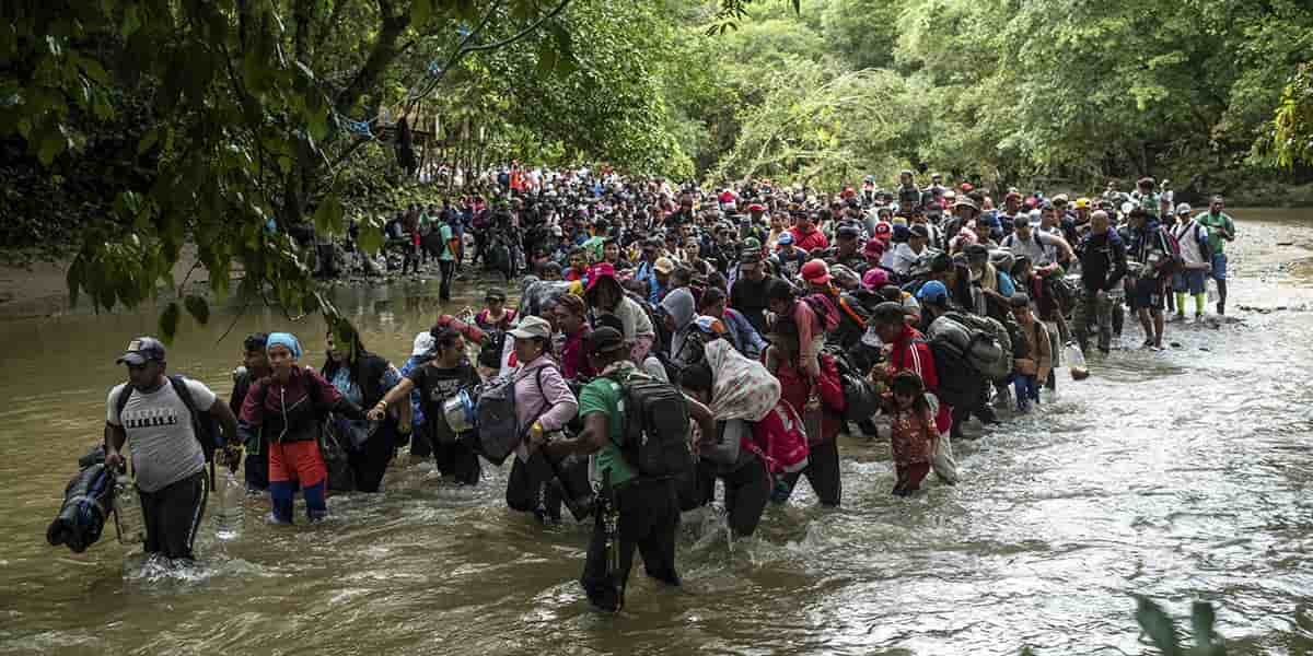 Vénézueliens, Colombiens ou Équatoriens traversent la jungle du Darién, accompagnés par des guides, le 2 août 2023.