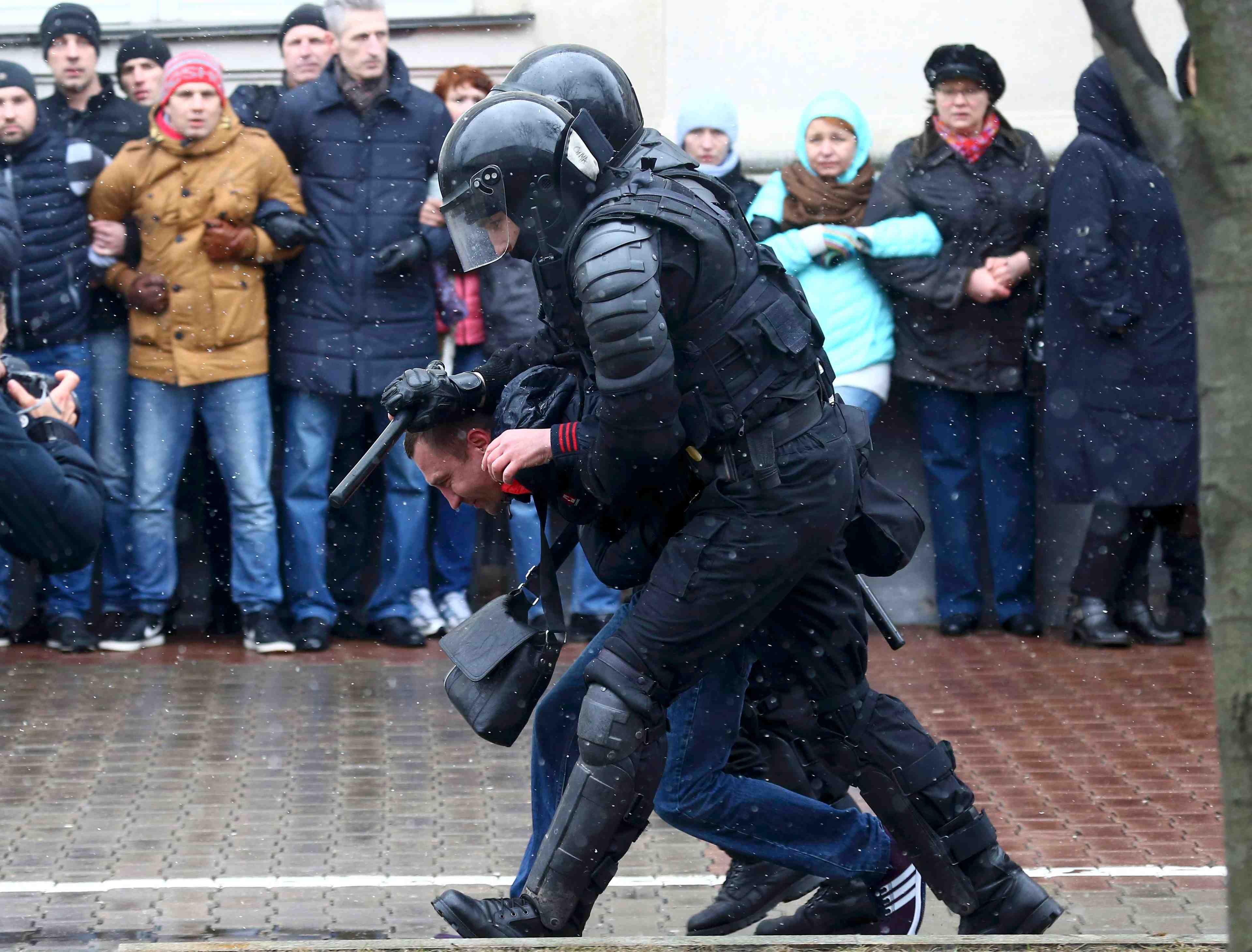 Des centaines de manifestants arretes en bielorussie