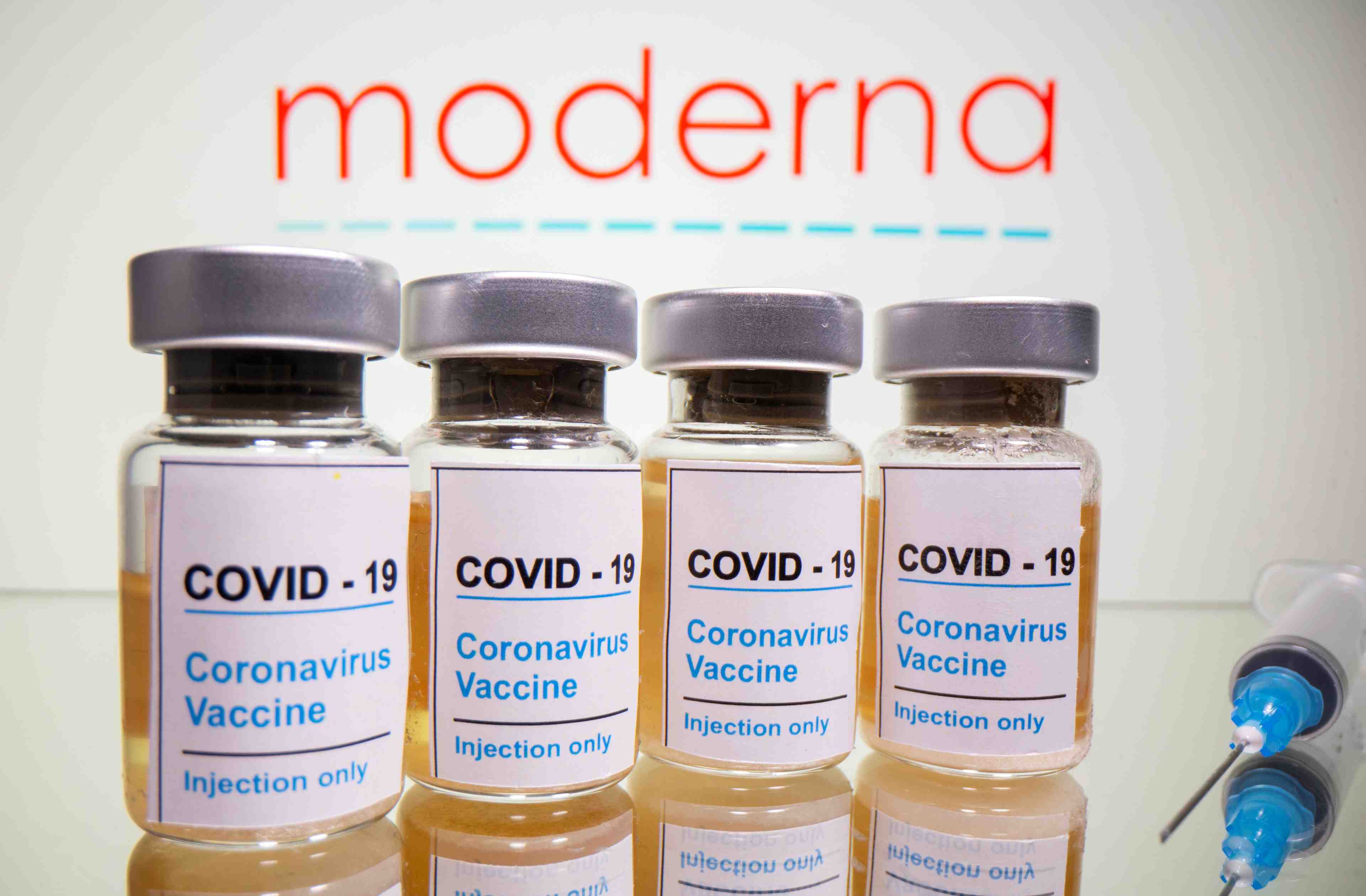 Trump annonce que le vaccin anti-covid de moderna a ete "massivement autorise"