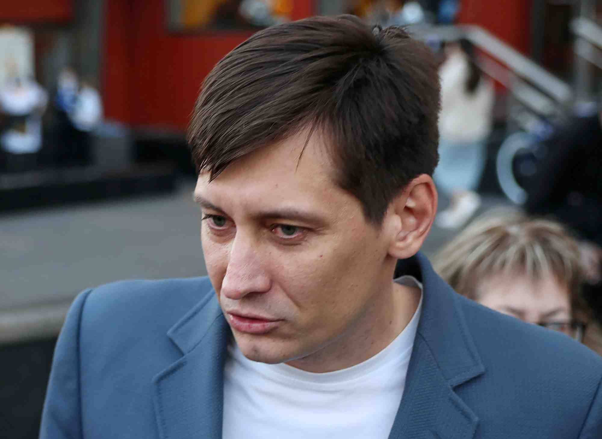 Un opposant au kremlin dit avoir quitte la russie par crainte d'une arrestation